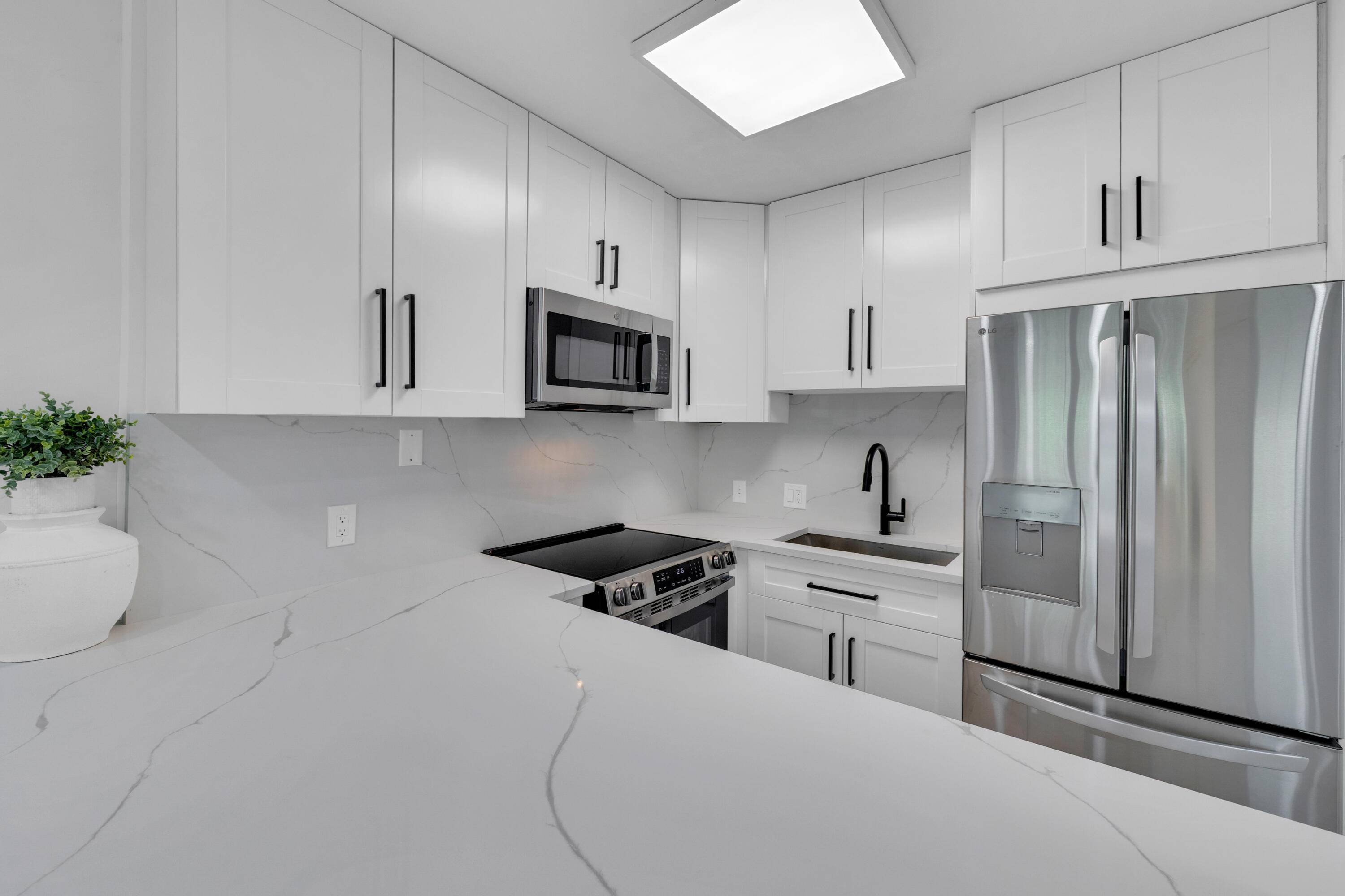 Discover a freshly renovated condo in the heart of Century Village, Boca Raton, offering the ideal blend of style, comfort, and convenience.