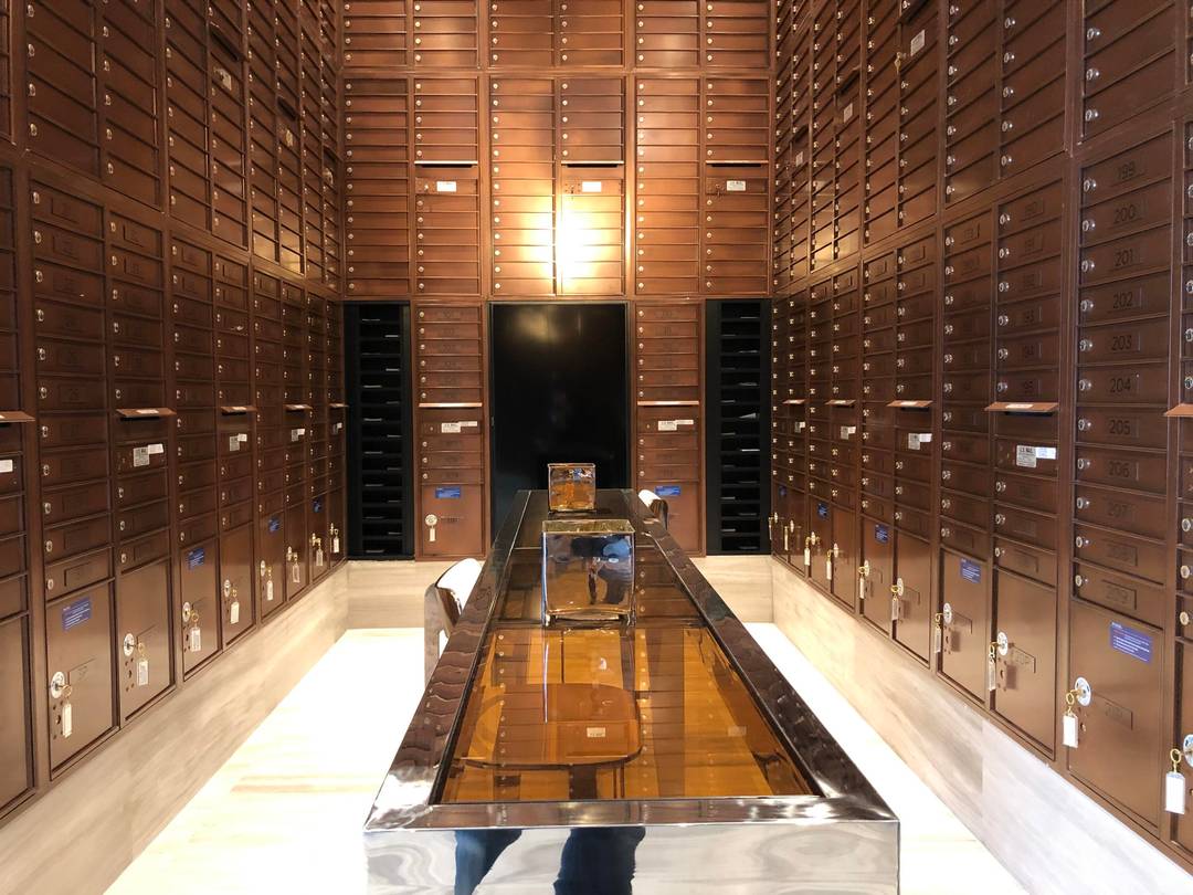 Magnificent corner unit with amazing views, huge balcony 436 sqft wrap around, stainless steel appliances, automatic blinds, ceiling fans, porcelain flooring, 2 assigned parking spaces valet parking also available, concierge, ...