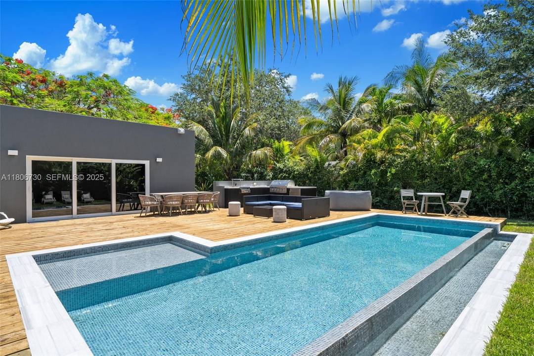 Prepare to be amazed by this 5 BED 3.