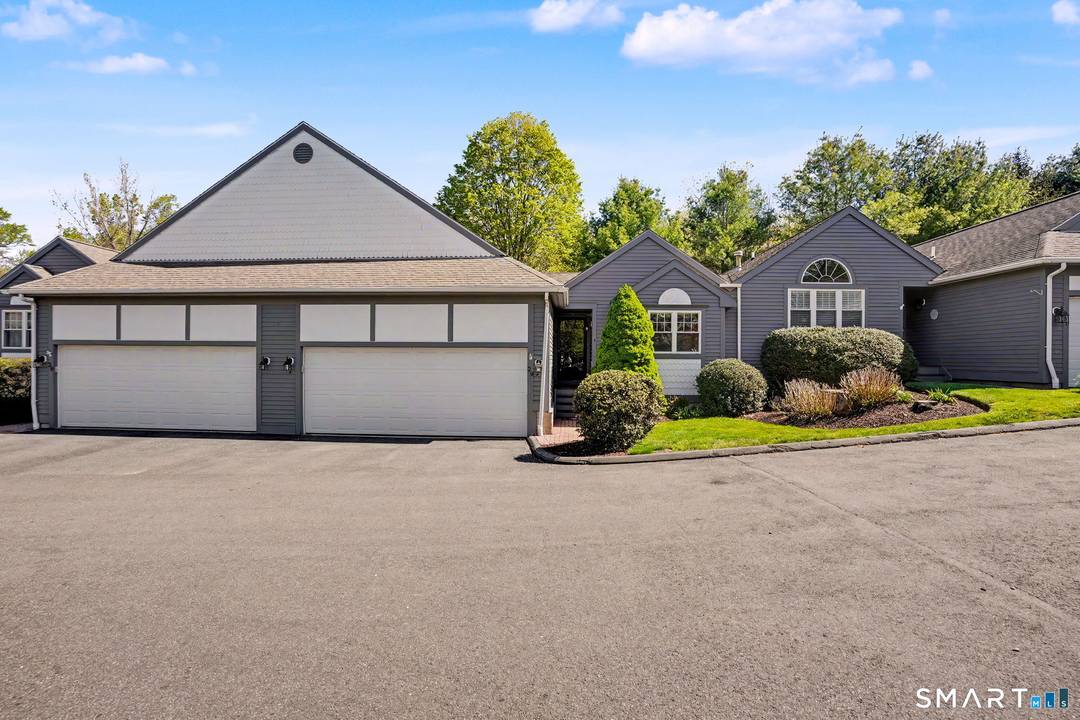 Welcome to this wonderful 1900 sq foot ranch style unit at Greystone on the Lake complex in the Huntington area ; Shelton's highly desired and sought after community.