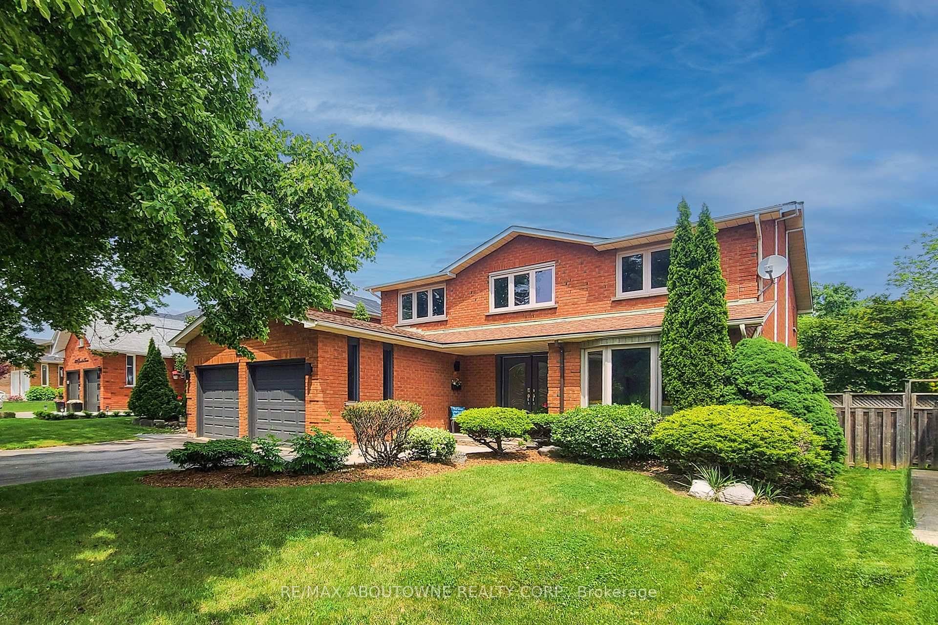 Welcome to 1385 Greendale Terrace ravine backed elegance in the heart of Glen Abbey, located in one of Oakvilles top school districts.