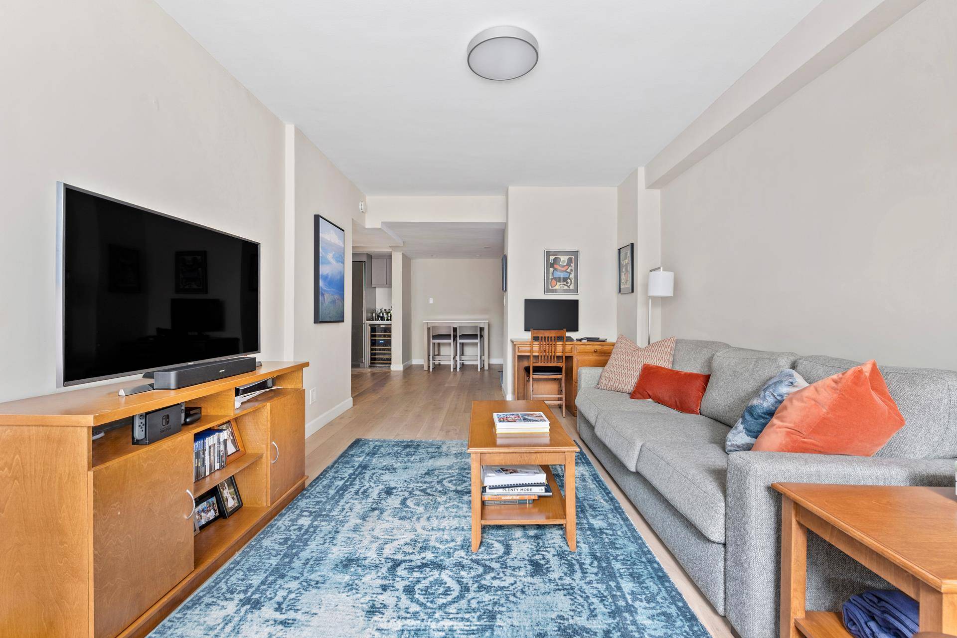 Renovated and Spacious One Bedroom in Full Service Upper East Side Building Available July 15, 2025 Apartment 1A at 400 East 85th Street offers a thoughtfully updated layout, easy board ...