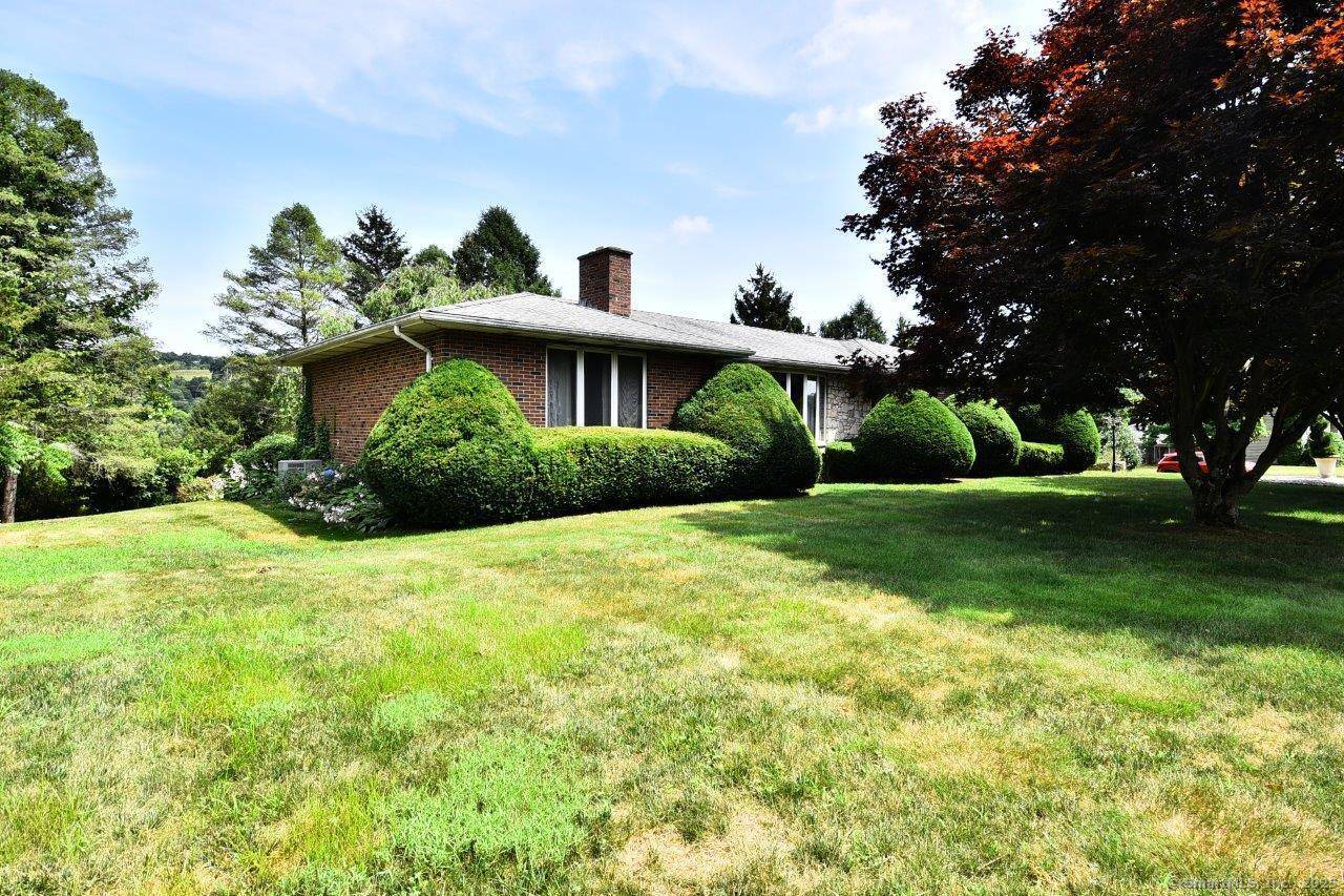 Extraordinary one level living, extraordinary value !