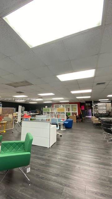 For Lease a total of 9, 850 SF Office showroom Warehouse combination with exposure to busy NW 72 Avenue and NW 74 St.