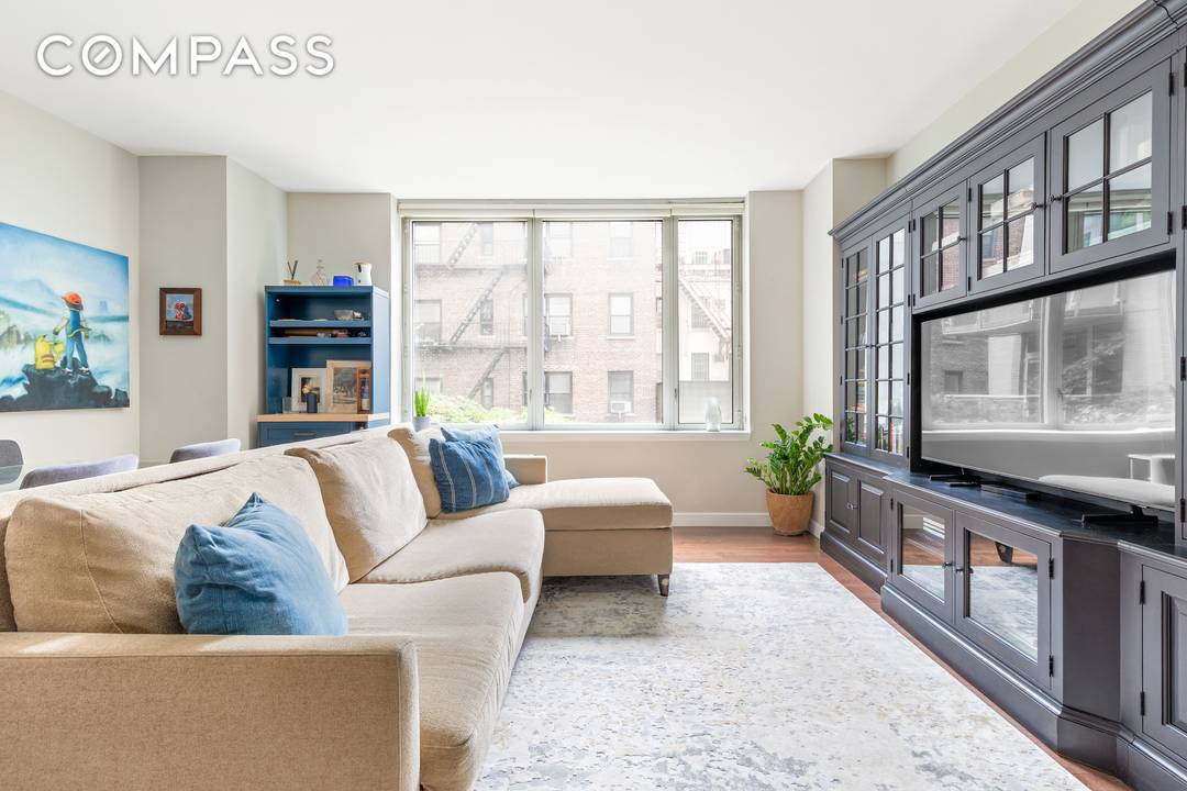 Welcome to this serene and spacious 814 square foot one bedroom residence, located in The Charleston, one of Murray Hill s most sought after full service luxury buildings.