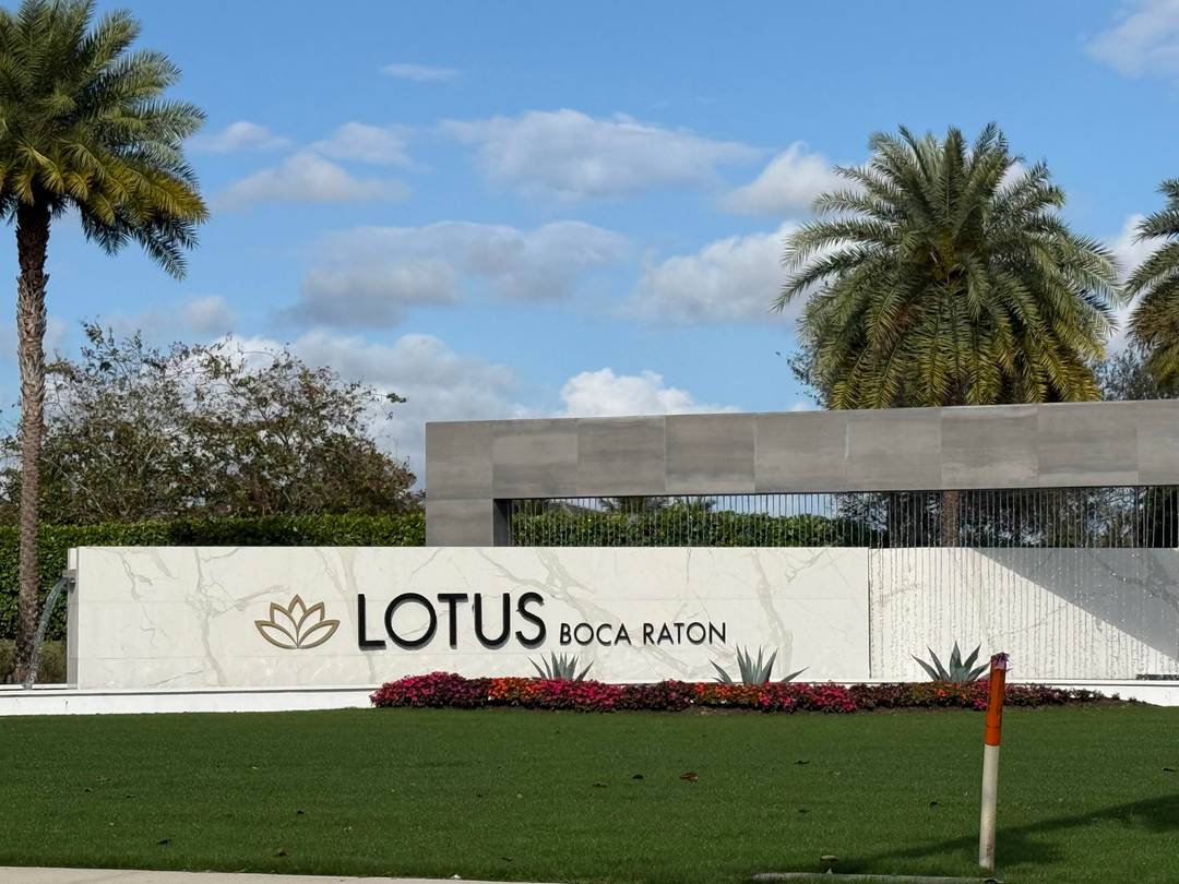 Beautiful 5 Bedroom. 5 Bath, Pool Home is located in LOTUS.