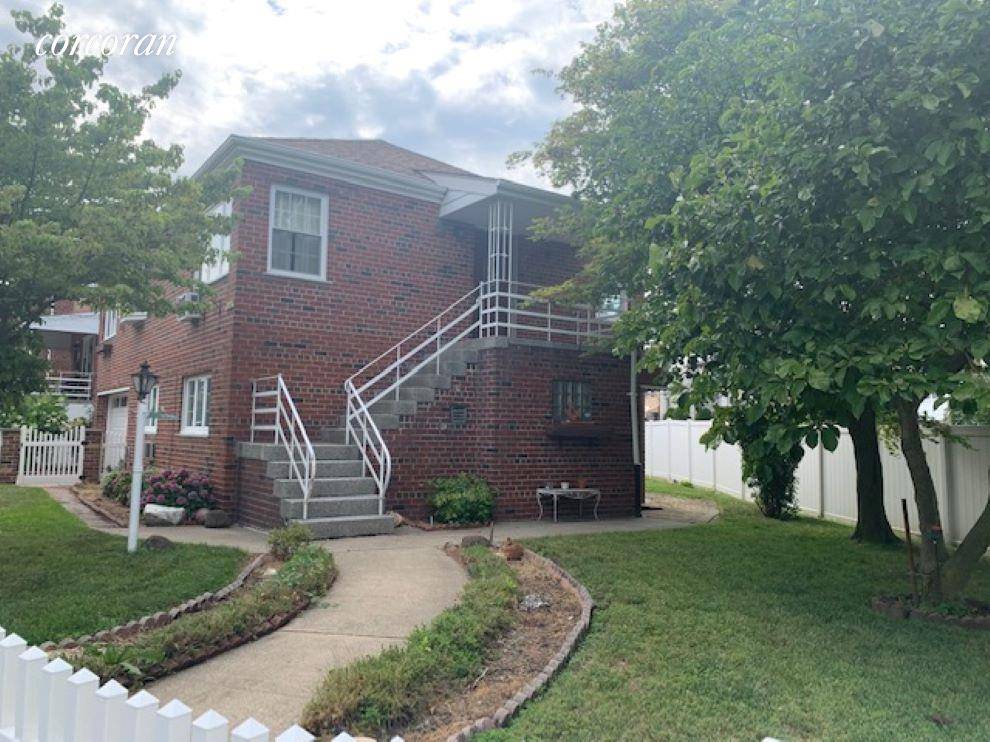 Fantastic 2 Unit Home. Located in the perfect location in Country Club.