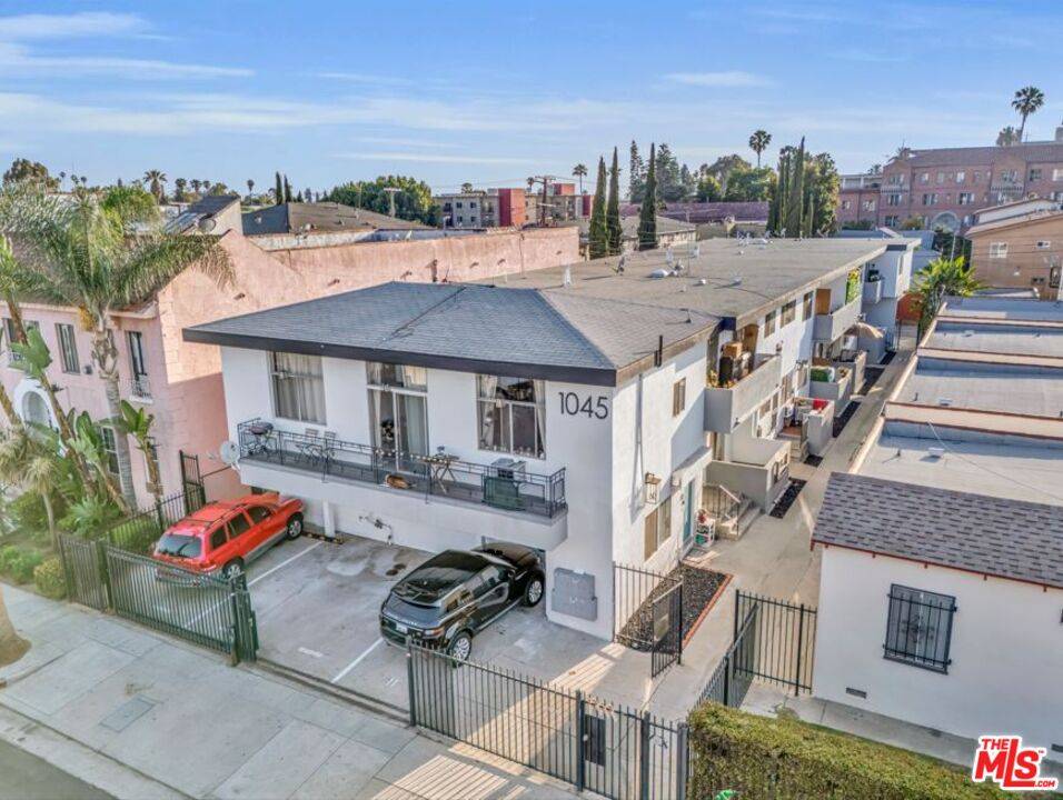 1045  N Ardmore Ave 15BR La