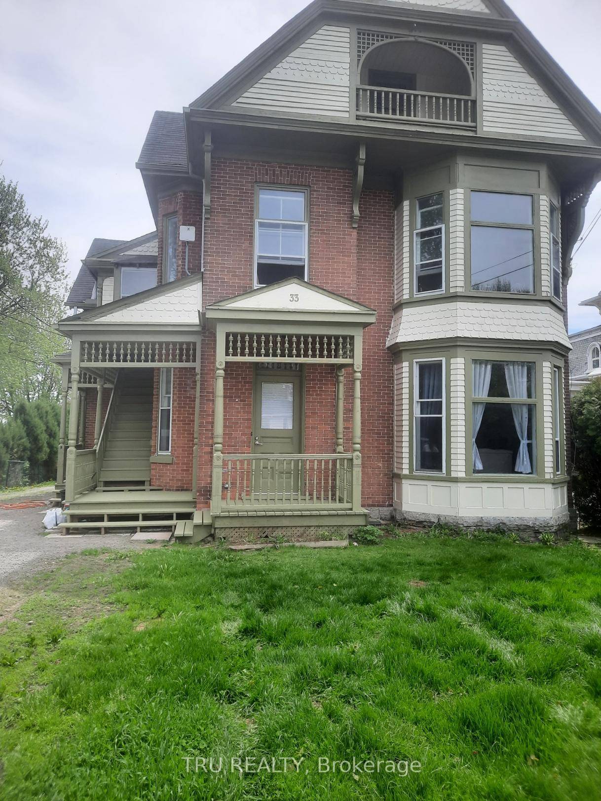 OPPORTUNITY KNOCKS ! ABOVE AVERAGE RENTS, LOW EXPENSES, FANTASTIC LOCATION !
