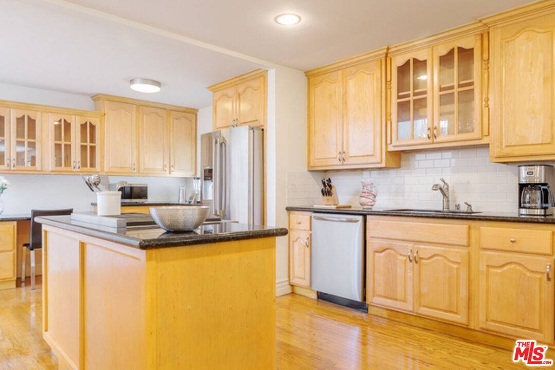 110  N Barrington Ave 5BR Brentwood La