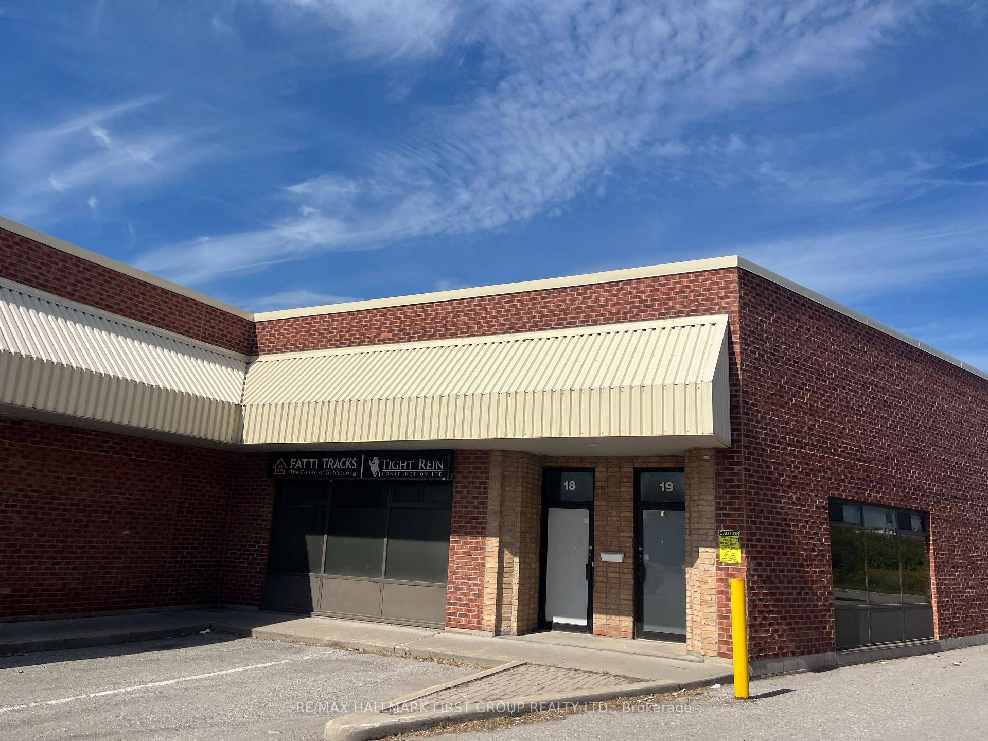 Very Clean And Functional Industrial Space For Lease.