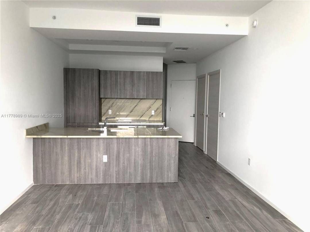 Must see unit ! Virtual Tour https www.