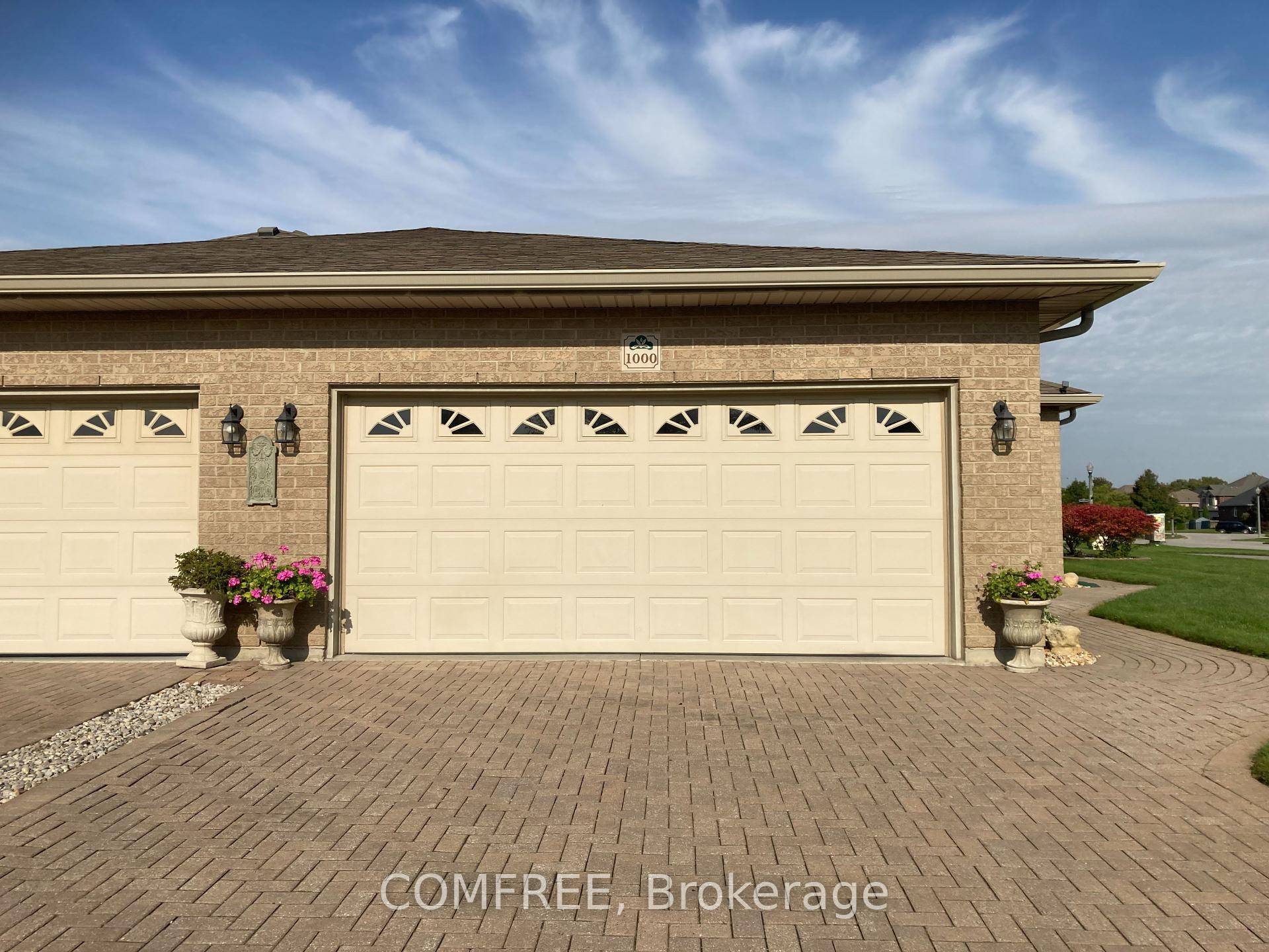 Beautifully Upgraded Bungalow on a Premium Corner Lot in Southwood Lakes Welcome to this spacious and sun filled townhome located in the highly sought after Southwood Lakes community.