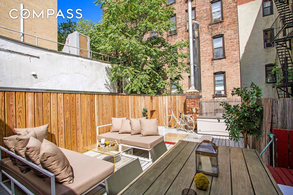 FIRST SHOWINGS BY APPT SUNDAY JUNE 1 FROM 1 to 2 30 PM Quintessential West Village townhouse 1 bedroom with private deck !