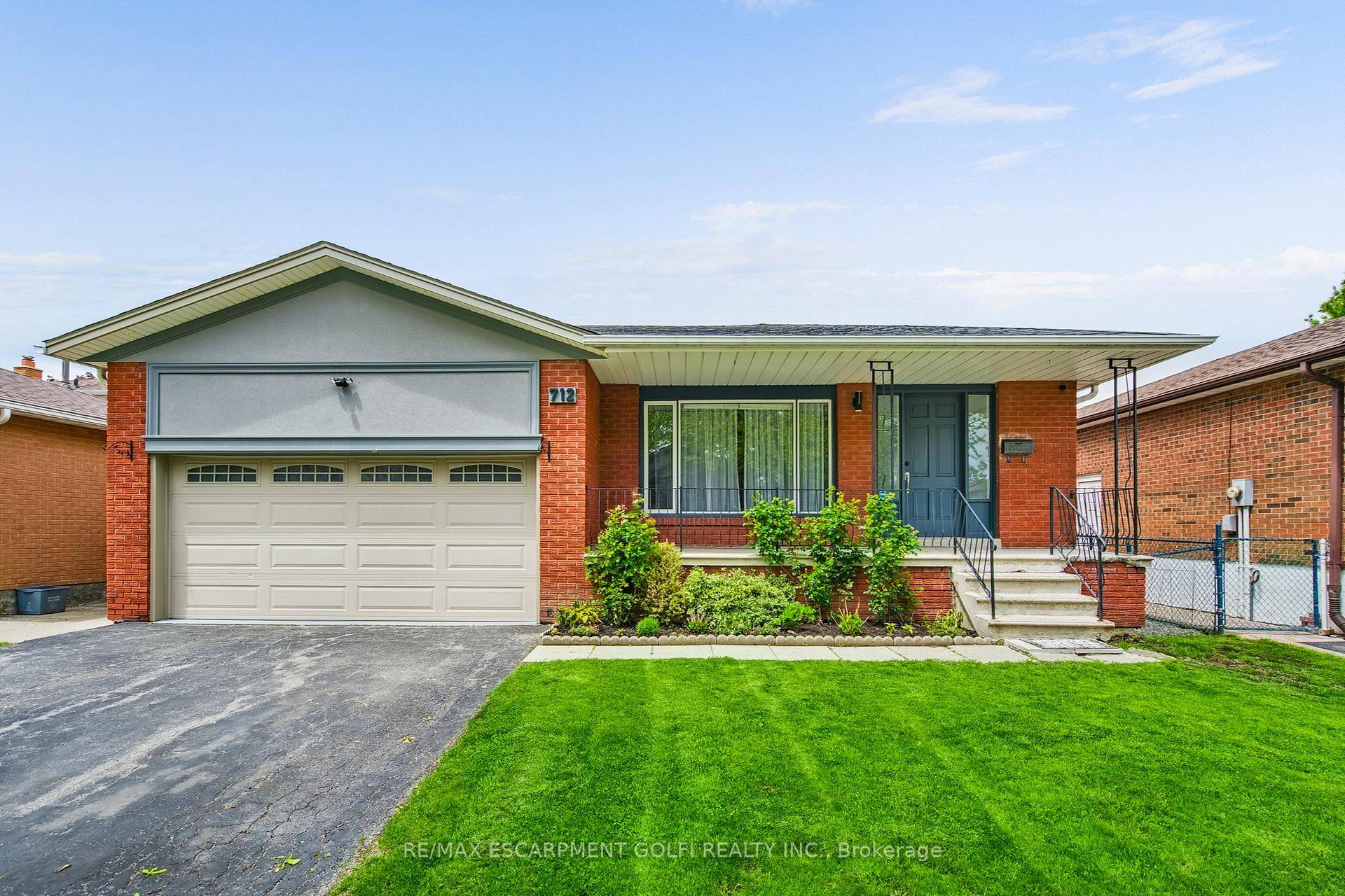 Charming 3 Bedroom Main Floor in Mississauga Valley.