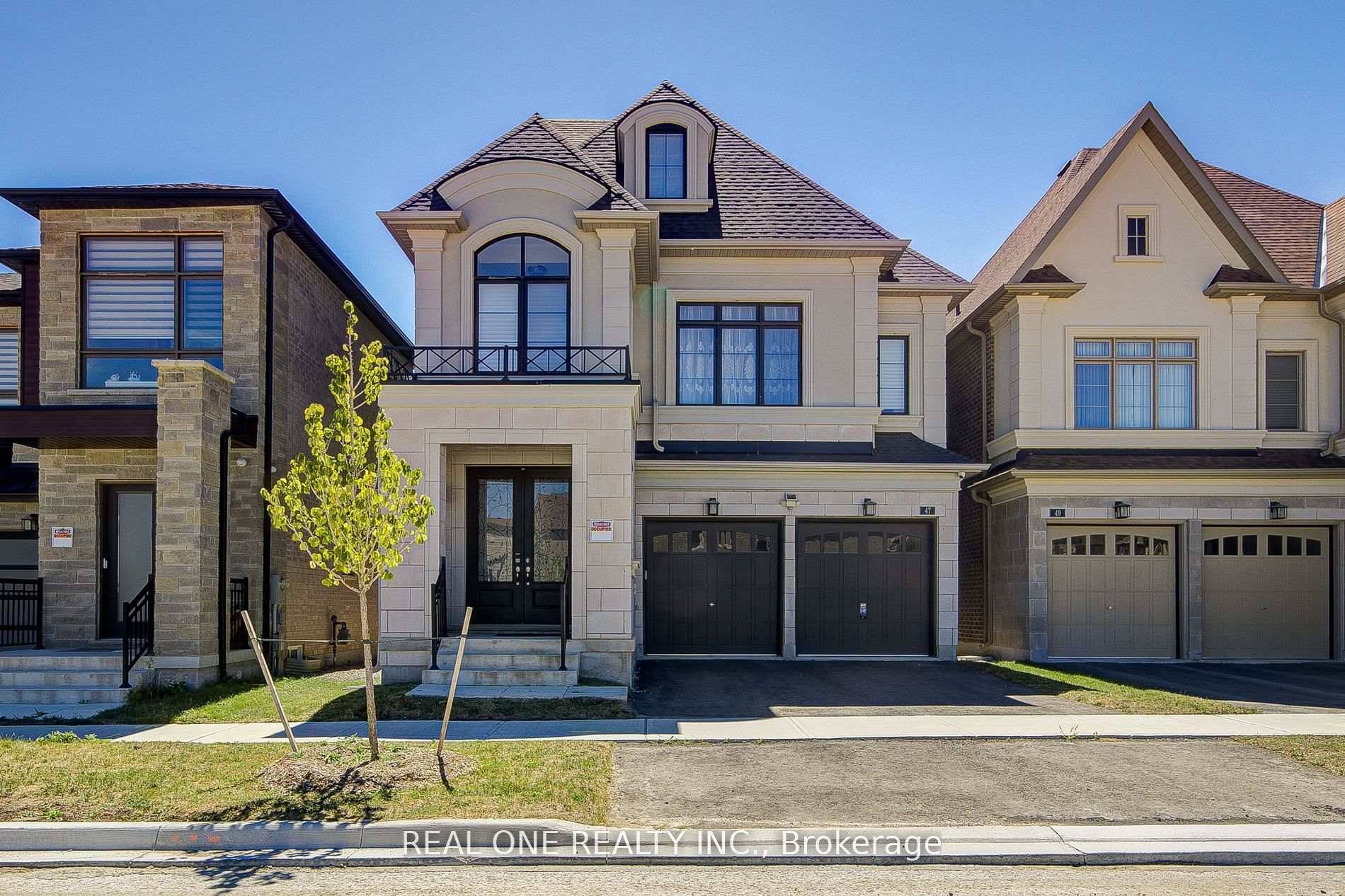 Luxury Living in this Stunning 2 Year New Double Garage Home !