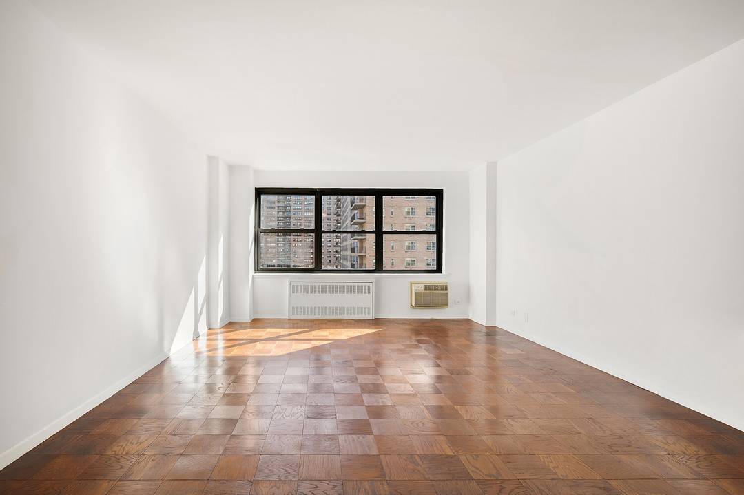 15J is a bright, east facing, high floor one bedroom home, located at the front of the building, with open views of sky, city, and trees.