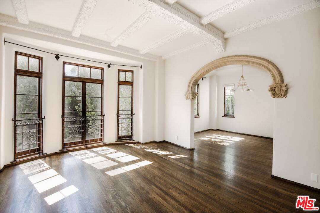 1302  Sweetzer Ave 2BR Hollywood Hills East La