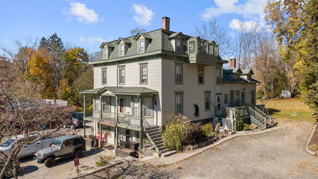 Outstanding investment opportunity in the heart of Brookfield !