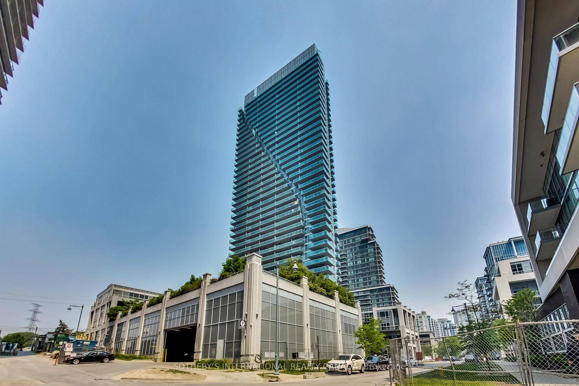 This is a wonderful opportunity to live in this fabulous and stylish 1 den unit featuring a large 507 sq ft terrace with incredible lake views.