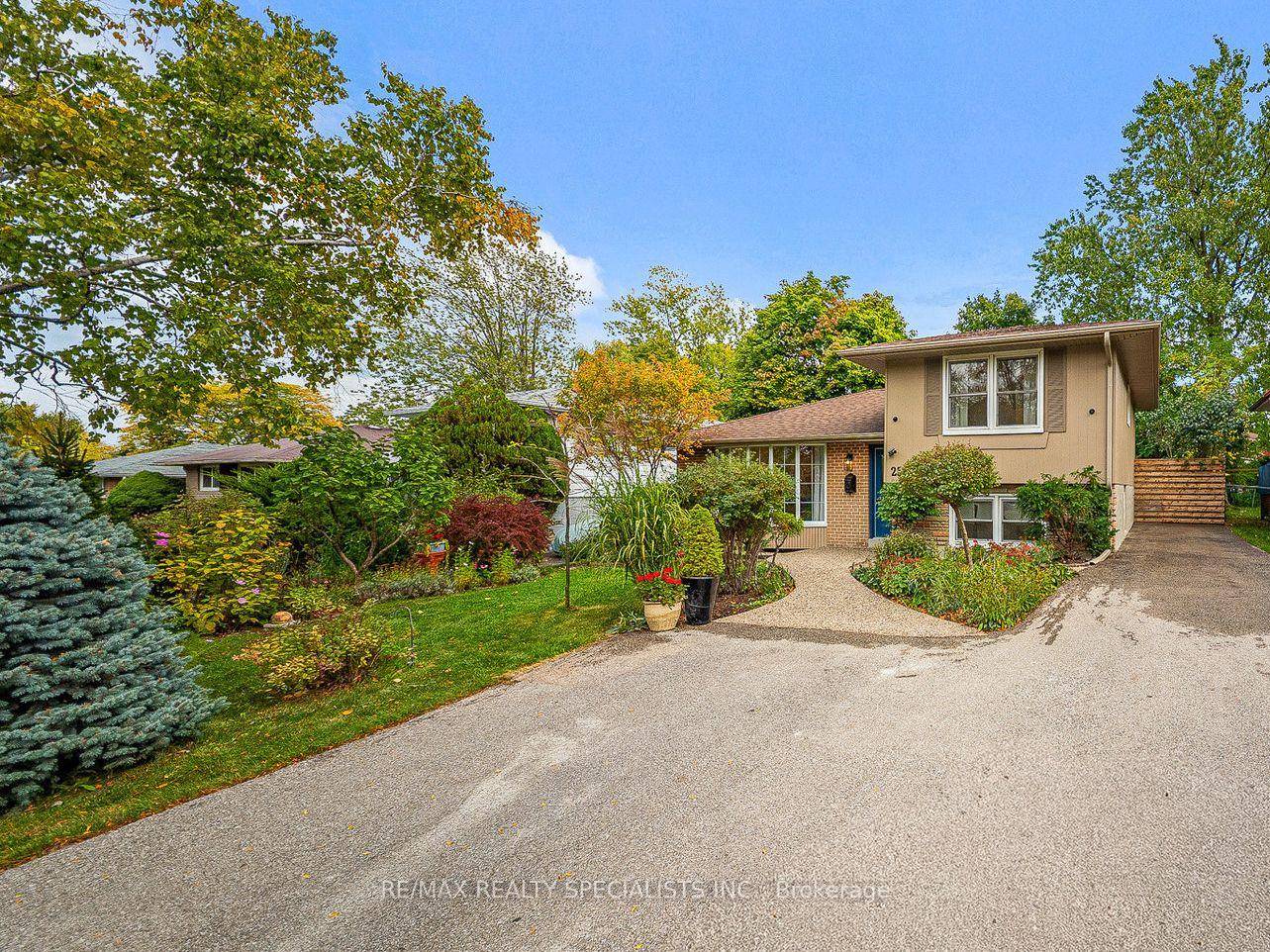 Welcome To This Beautifully Upgraded 4 Level Sidesplit Home In The Heart Of Clarkson A Family Friendly Neighborhood Known For Its Excellent Amenities And Unbeatable Convenience.