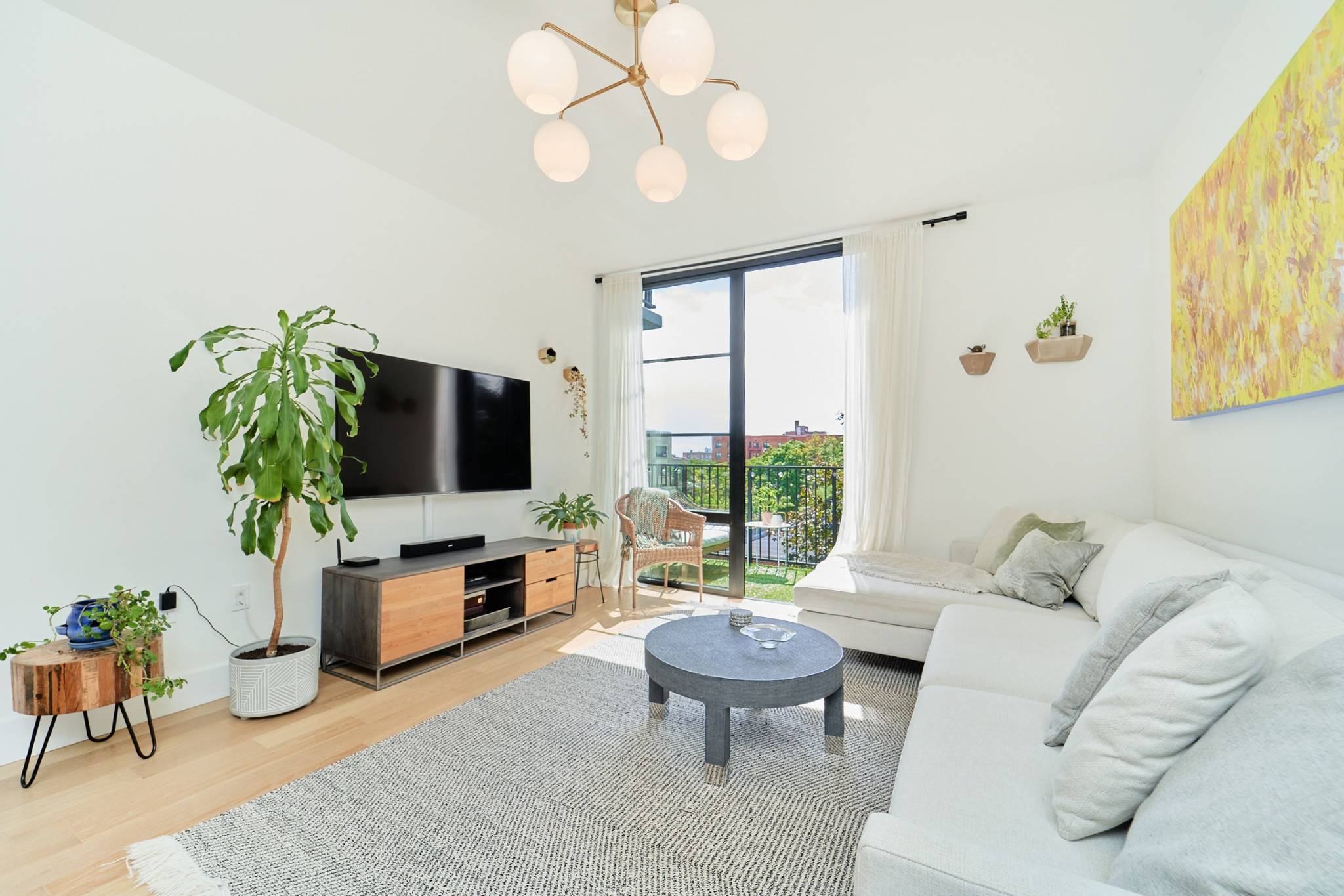 FEATURES Luxurious Living Room with sunny southern views opens to your private 15 ft balcony Spacious Primary Bedroom with ensuite spa like bathroom features double exposures, oversized closet and dressing ...