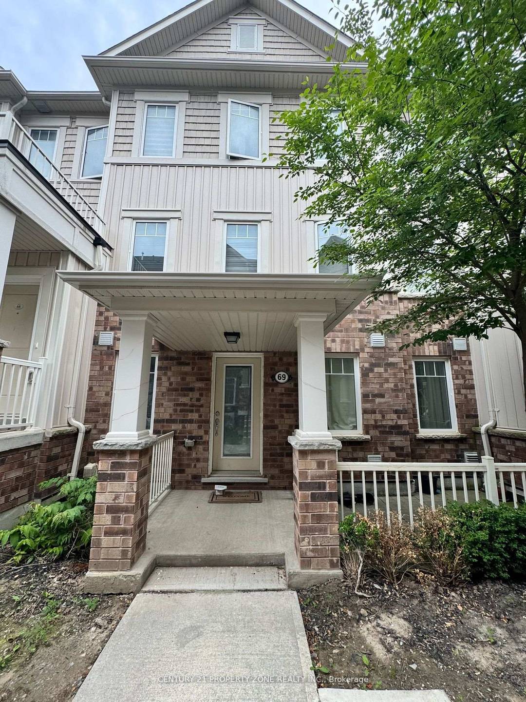 Conveniently Located In The Desirable North Oshawa Windfields Area, This Low Maintenance And Affordable Apartment Style Stacked Townhouse Is A Modern Concept.