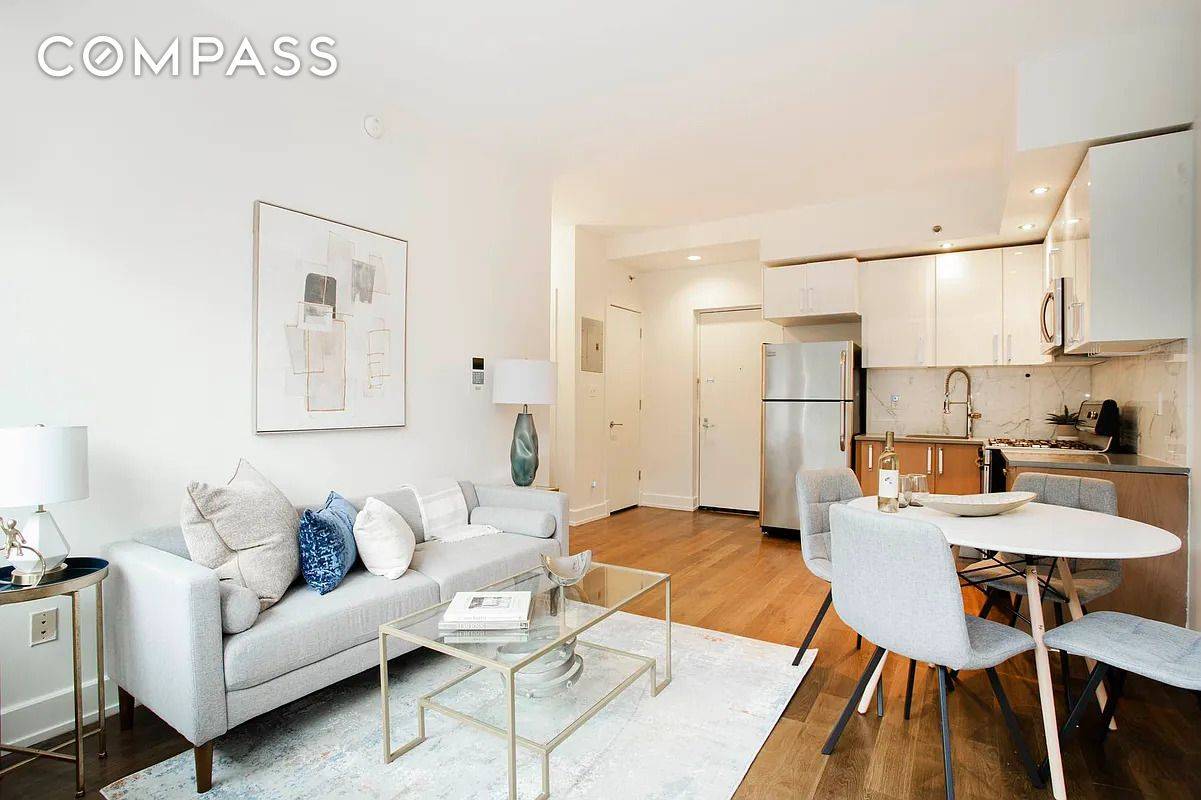 PRIVATE TERRACE WASHER amp ; DRYER IN UNIT Generously sized one bedroom in one of Williamsburg s best full service luxury condo buildings.
