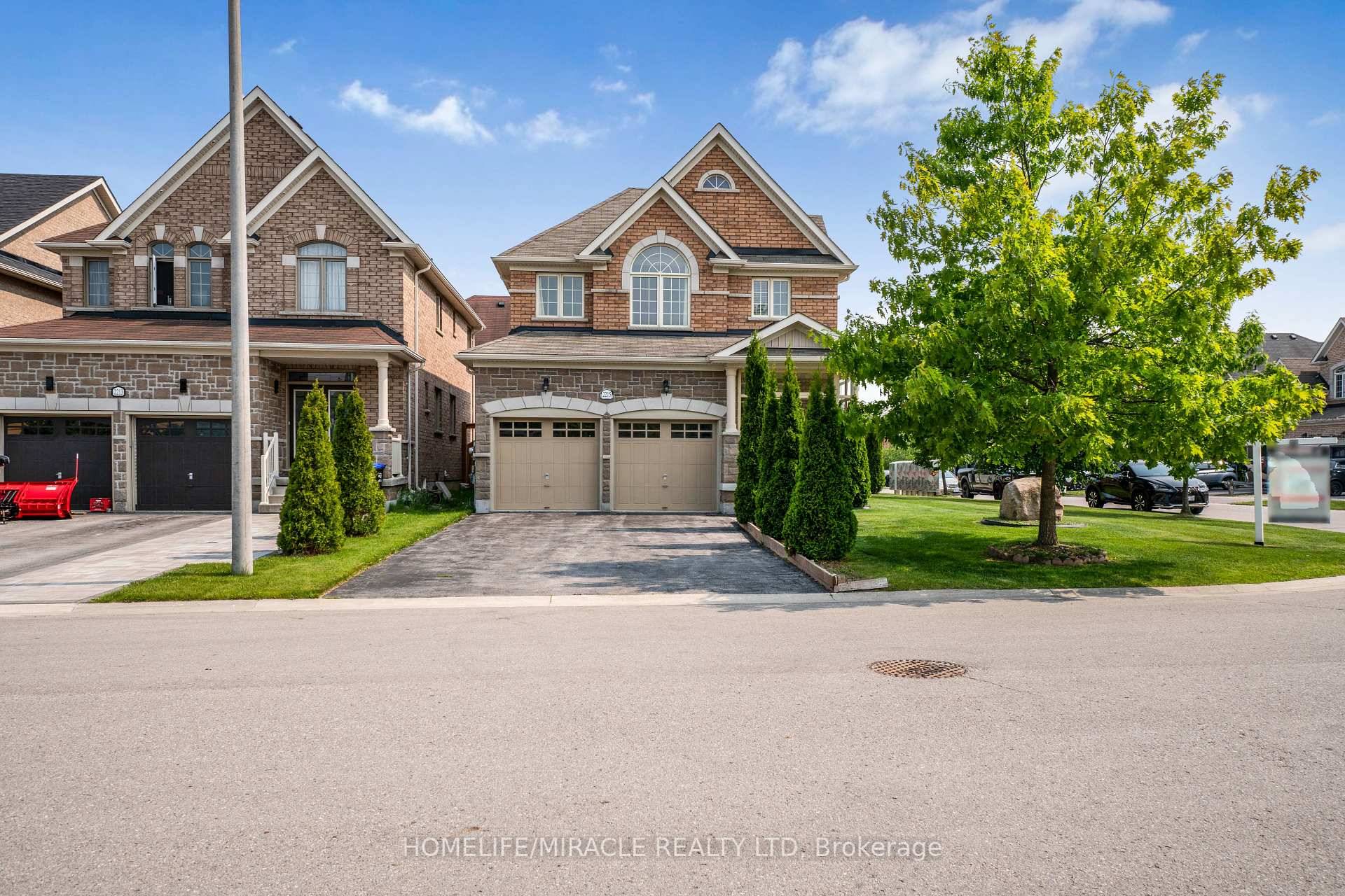 PREMIUM LOT ! ! Welcome to 2215 Dawson Crescent located in the desirable community of Alcona, just minutes to Innisfil Beach with easy access to the Marina.