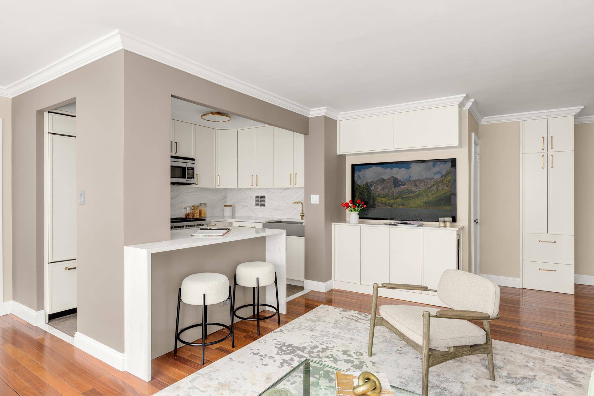 This spacious and newly renovated three bedroom, three bathroom home at The Belmont is set on a wide street in the heart of Lenox Hill.