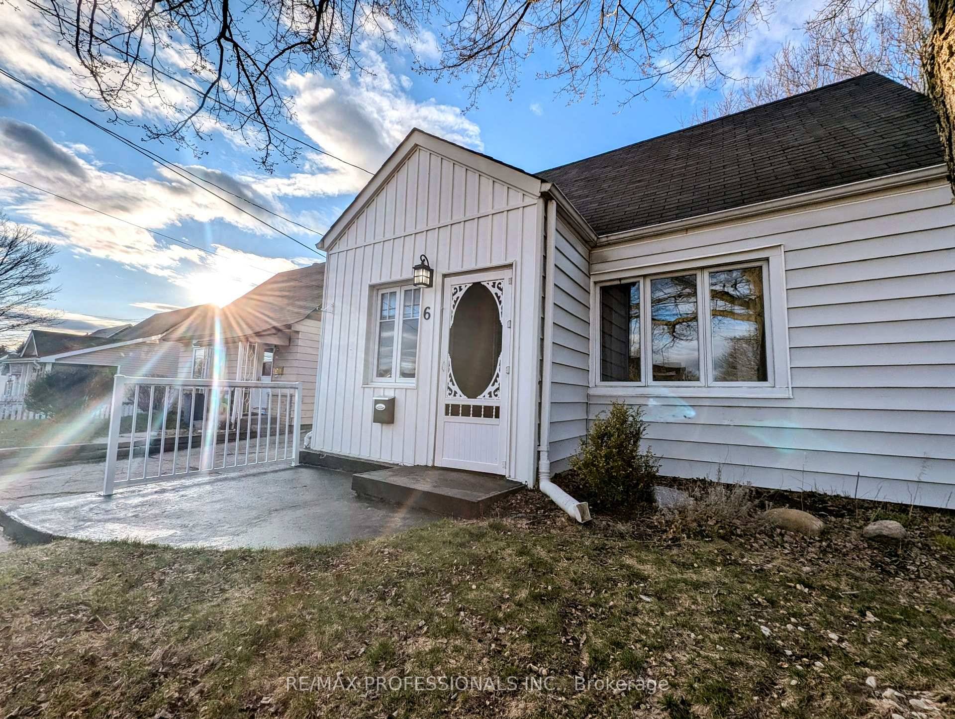 Welcome to this warm, well maintained 3 bedroom family home, perfectly situated in one of Port Hope's most desirable neighbourhoods.