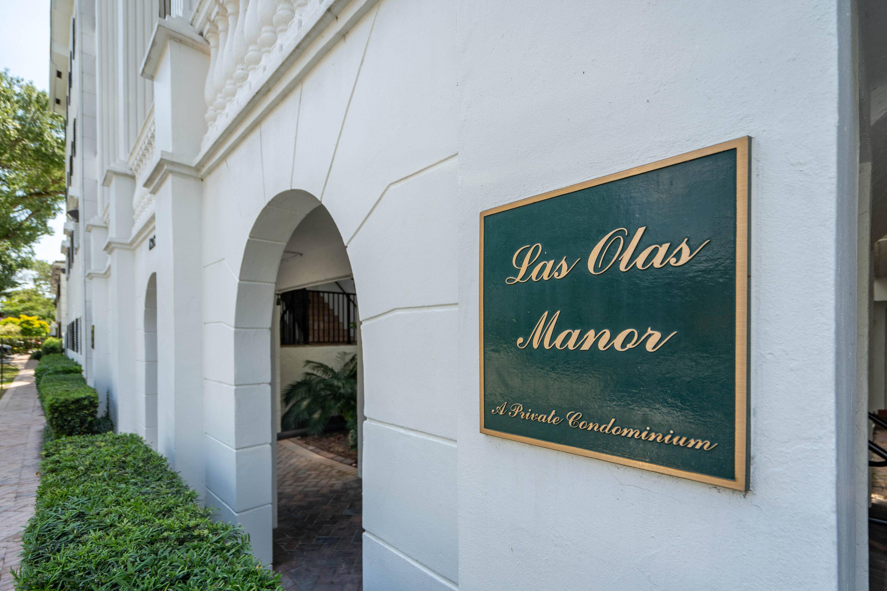 Premier Location FURNISHED 12 MONTHS RENTAL Fantastic opportunity to spend some time in this perfect vacation home featuring the best lifestyle located one block from famous Las Olas Boulevard and ...