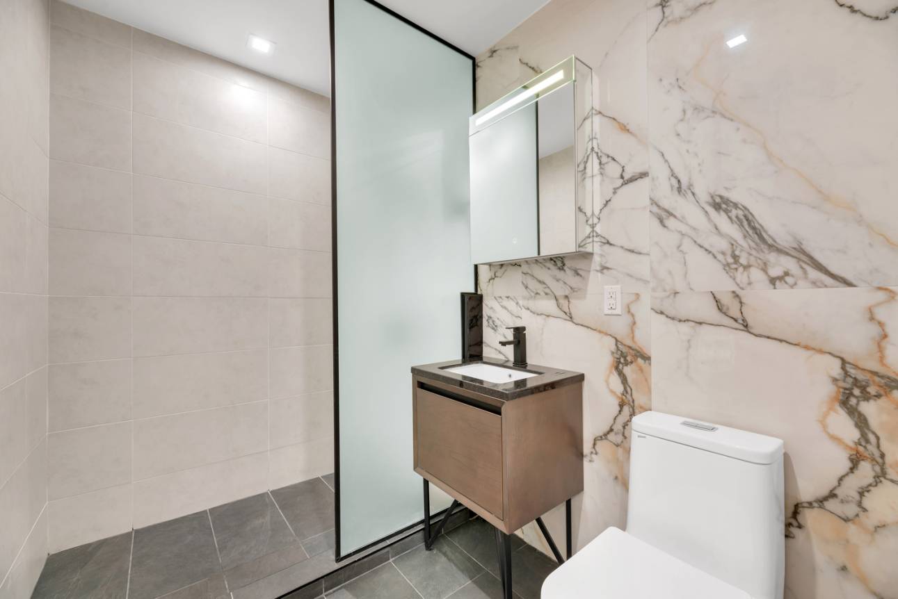 Last Unit ! Immediate occupancy !