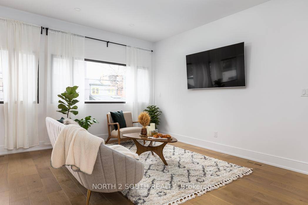 Modern and bright fully furnished 2 bedroom, 1 bathroom laneway home located on a quiet residential street in the heart of Little Italy.