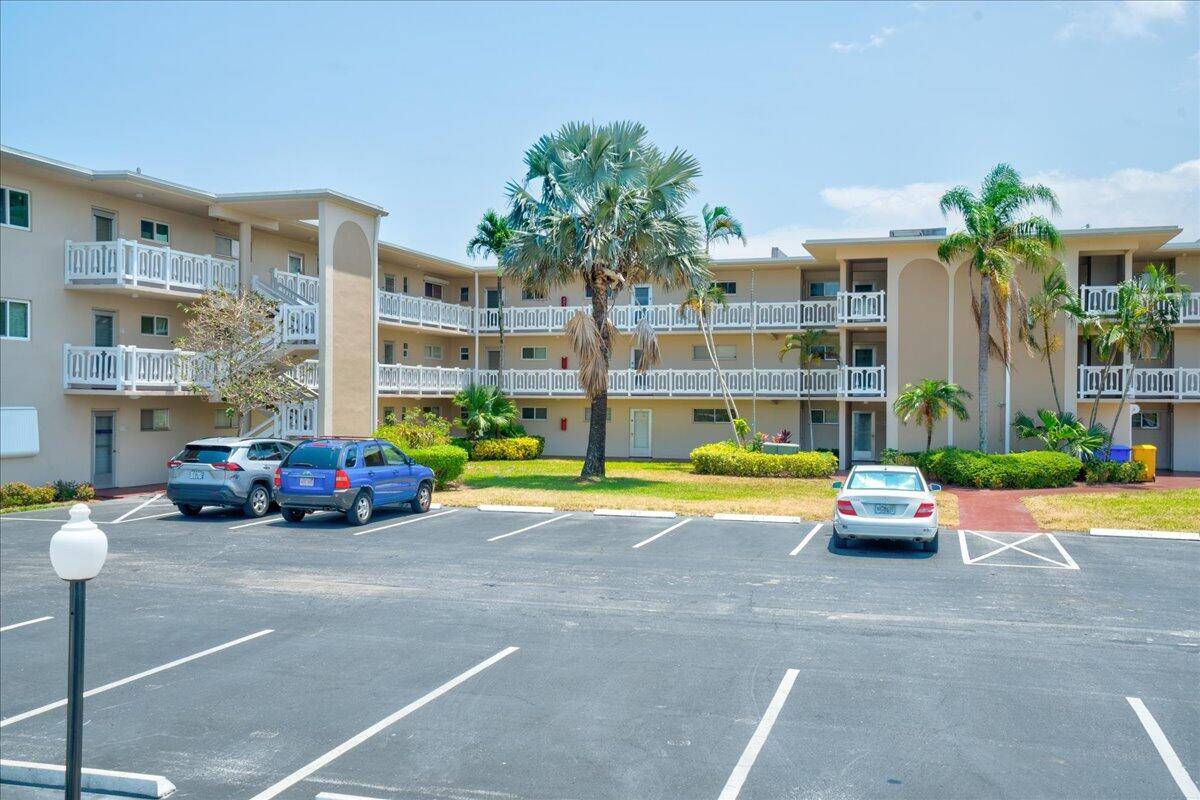 This1st floor unit has a beautiful view without any neighbors in rear with lots of bright light has an open kitchen with quartz counter tops along with beautiful fixtures and ...