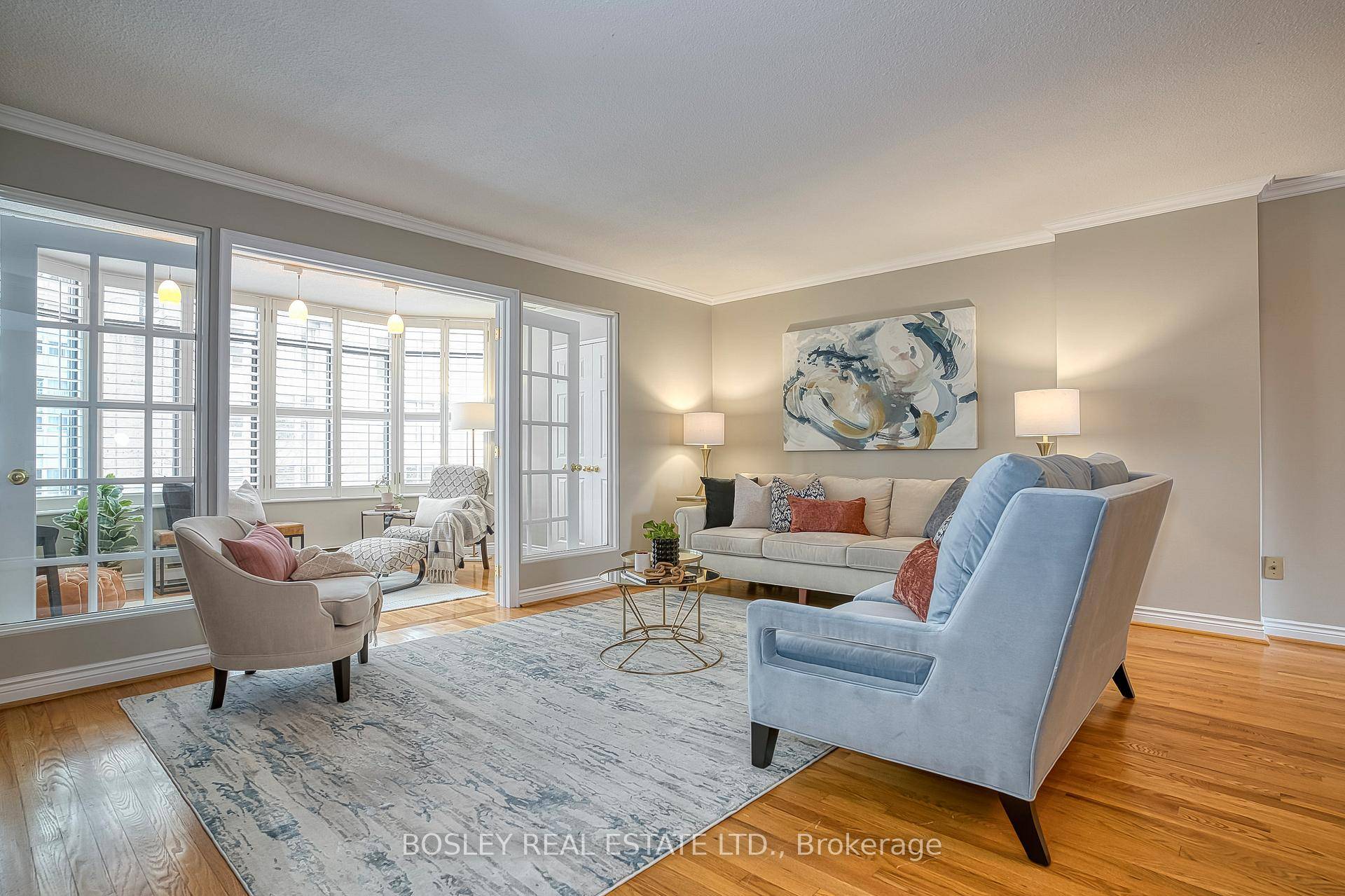 This beautiful 2 Bed Solarium office condo is located in the historic St.