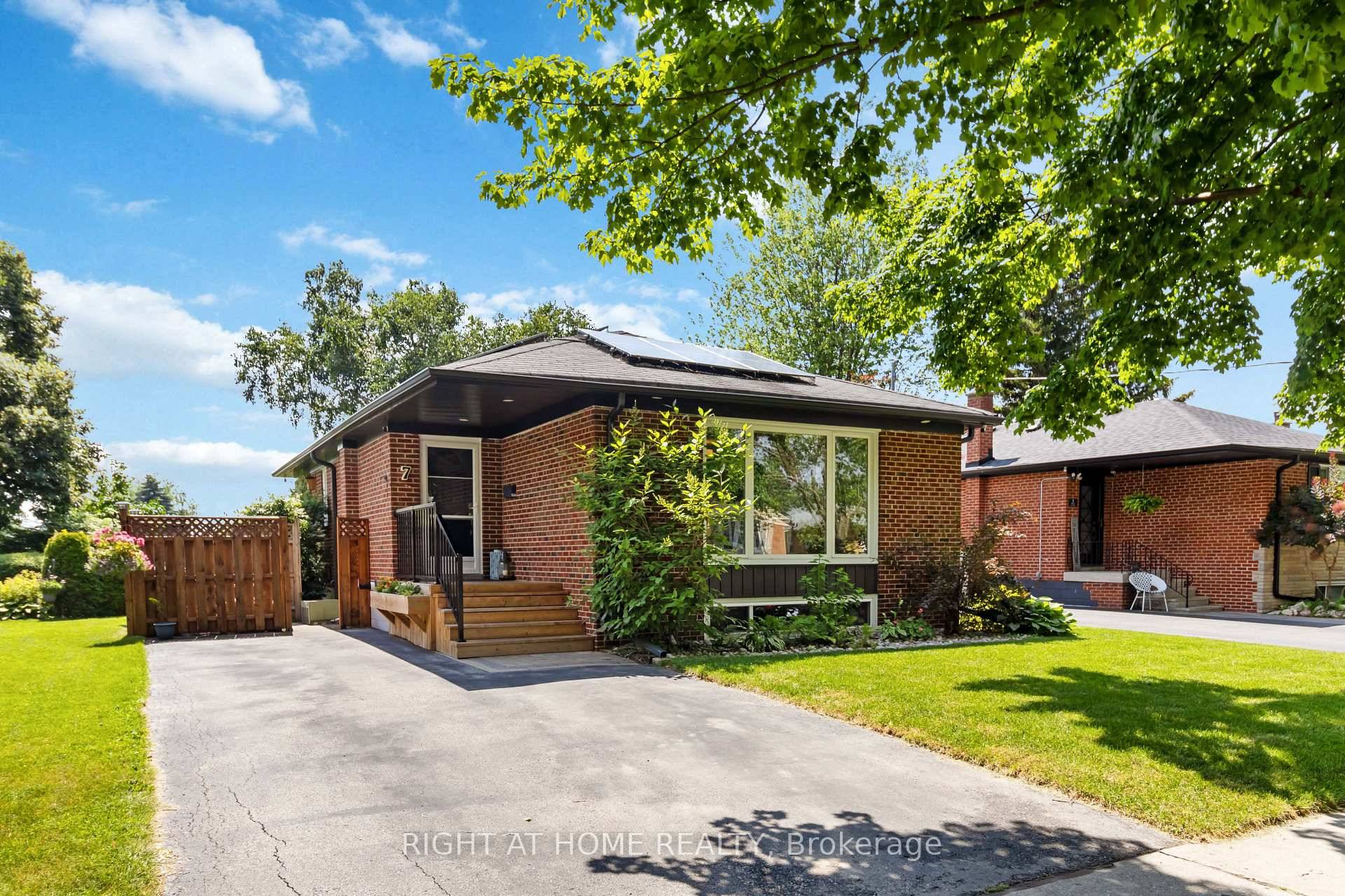 Welcome to this lovingly maintained and thoughtfully updated bungalow nestled in the heart of Bramptons desirable Ridgehill Manor community.