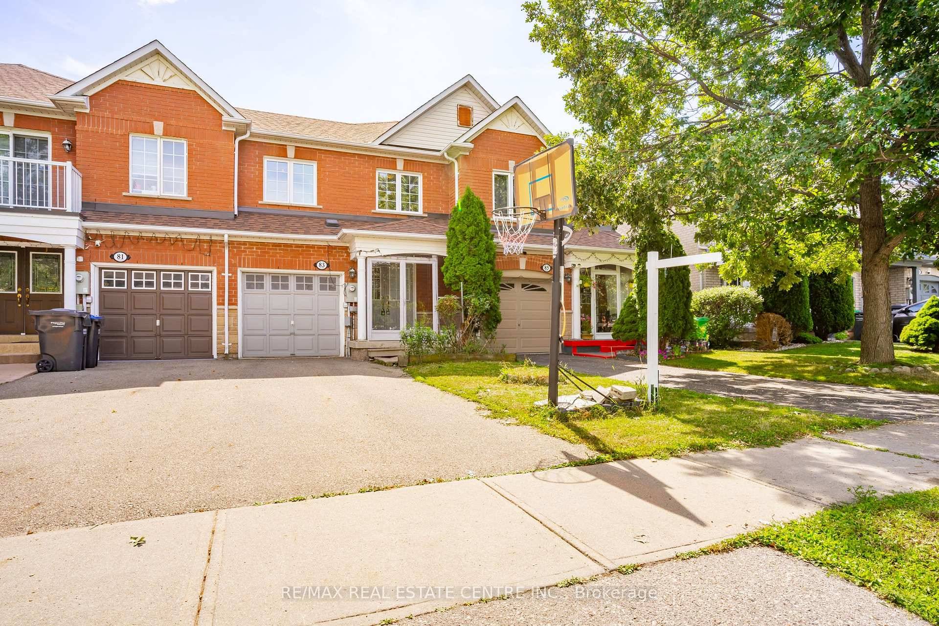 Amazing freehold townhouse offering 3 1 bedrooms and 3 washrooms, ideally located in the sought after Sandringham Wellington community.