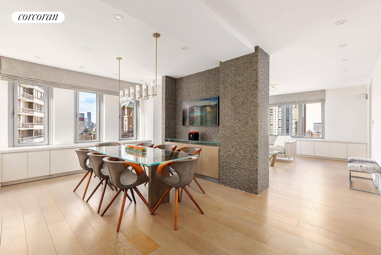 Welcome to Unit 22A at 200 East 62nd Street, an extraordinary condo situated in the heart of the lively Upper East Side.