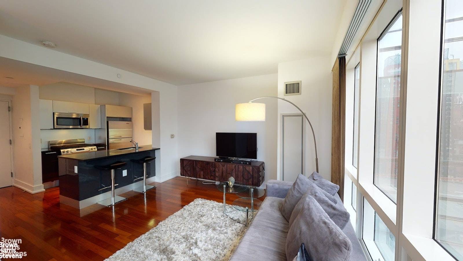Don't miss out on this oversized L shaped alcove studio !