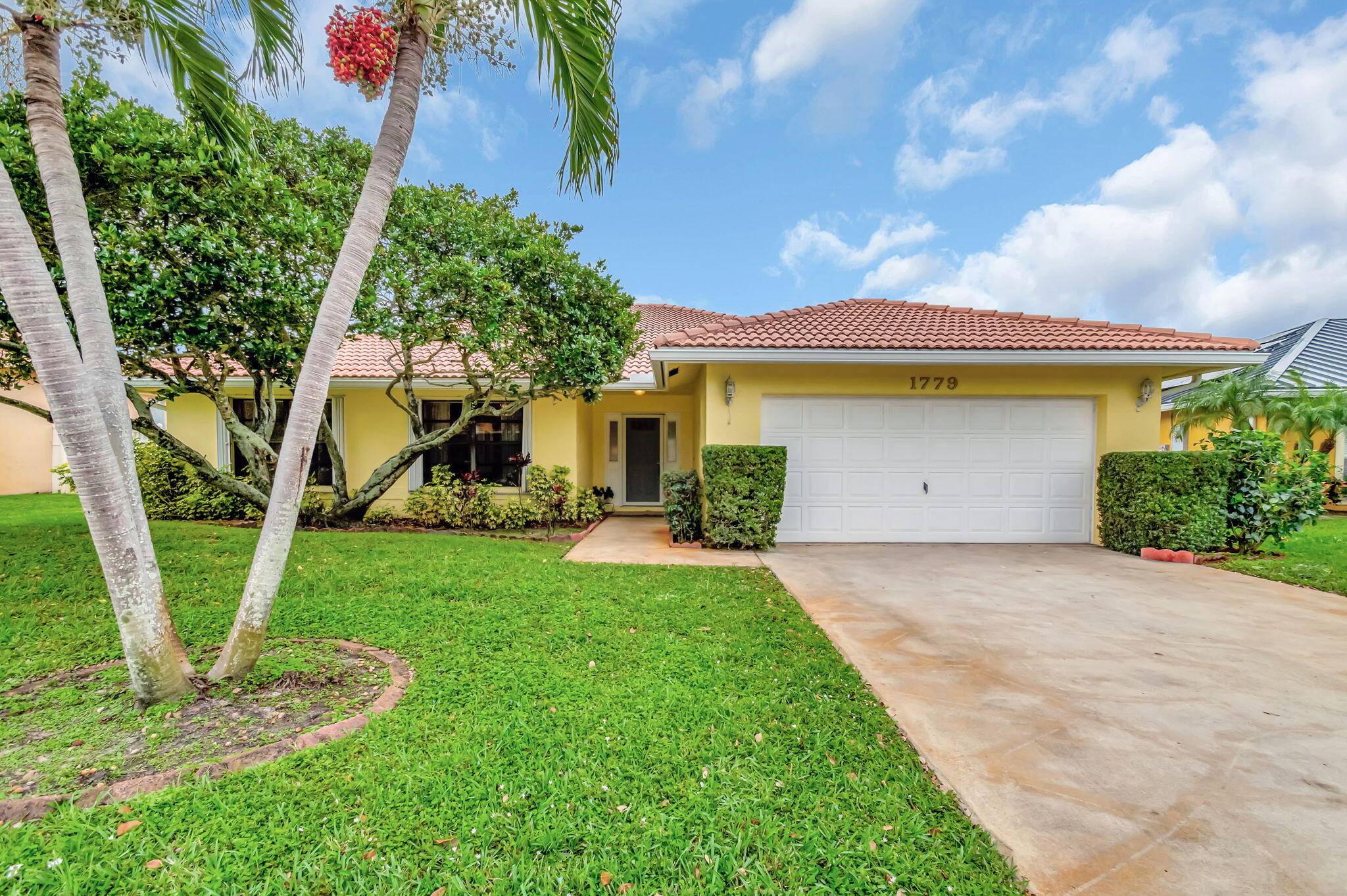 Discover the charm of Vernon Heights in North Lake Worth Beach !
