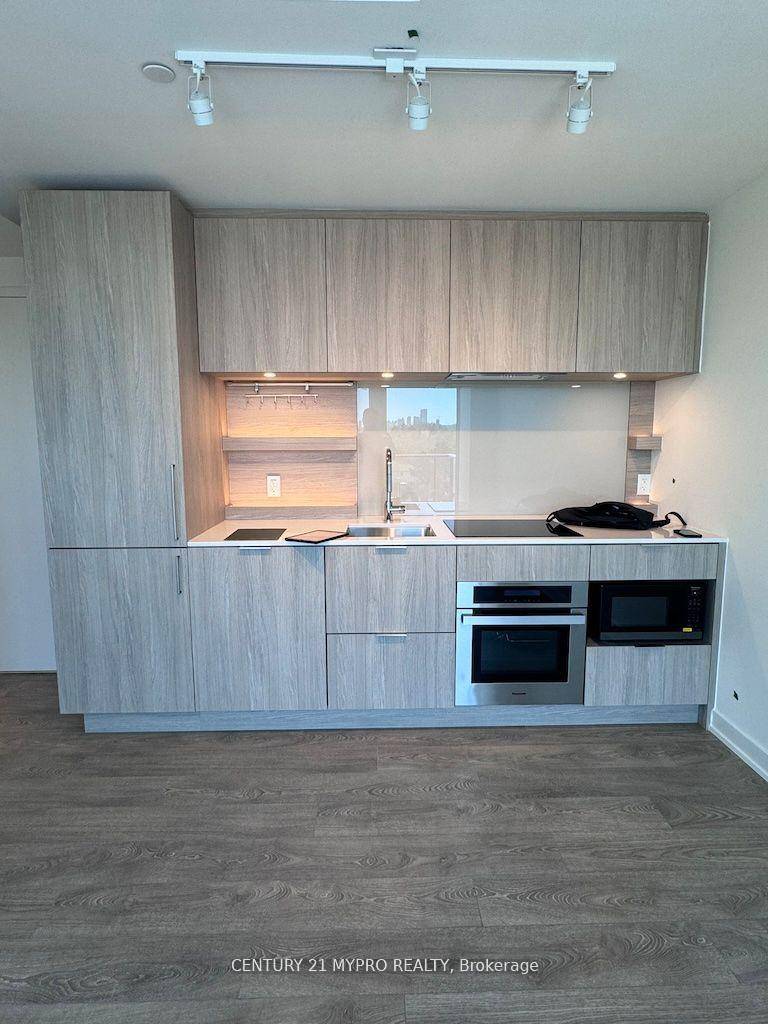 At 28 Ann St, Enjoy a fresh, modern living space with top amenities and everything Mississauga has to offer right at your doorstep.