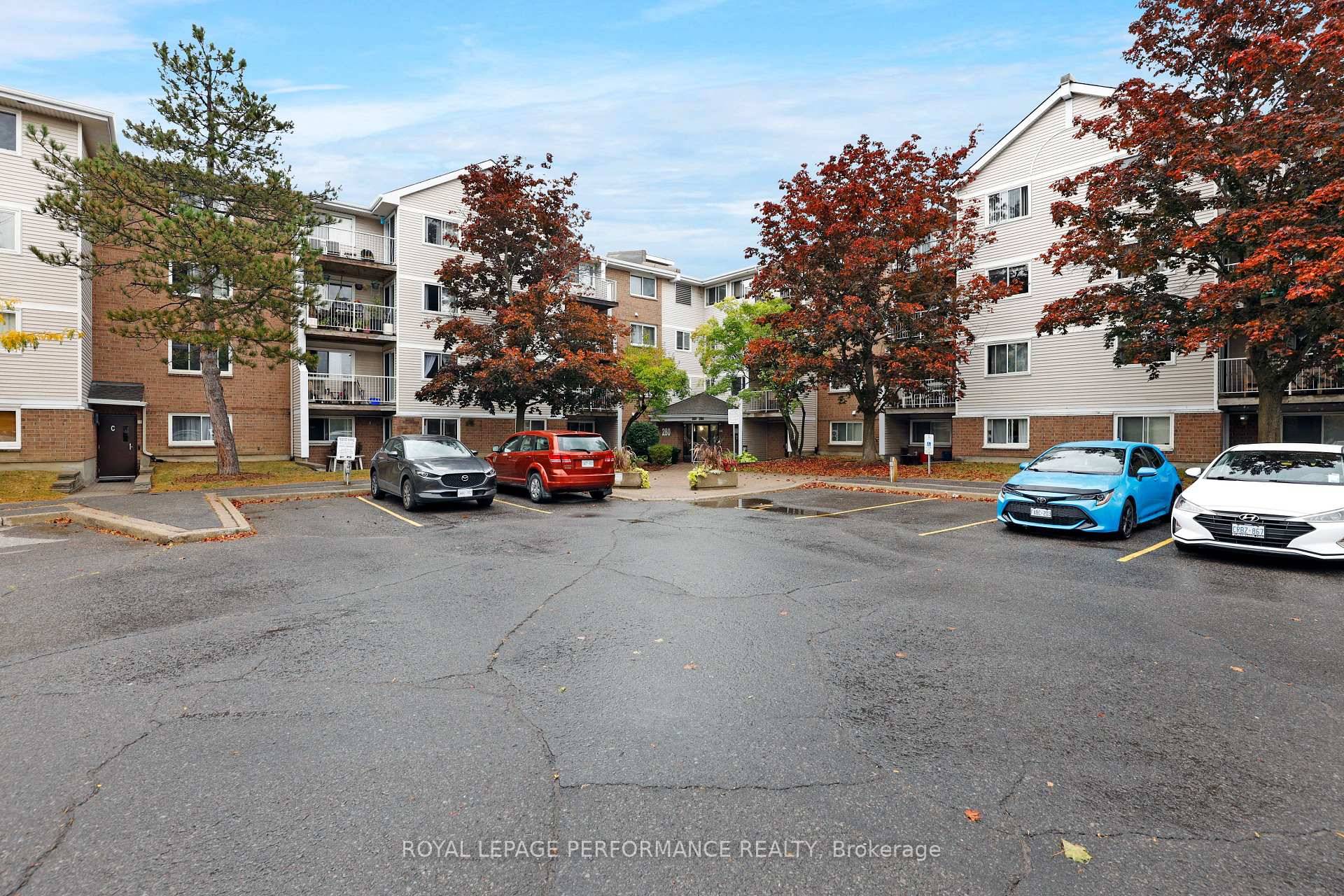 Light and bright top level 1 bed, 1 bath condo in a low rise building with fabulous amenities !