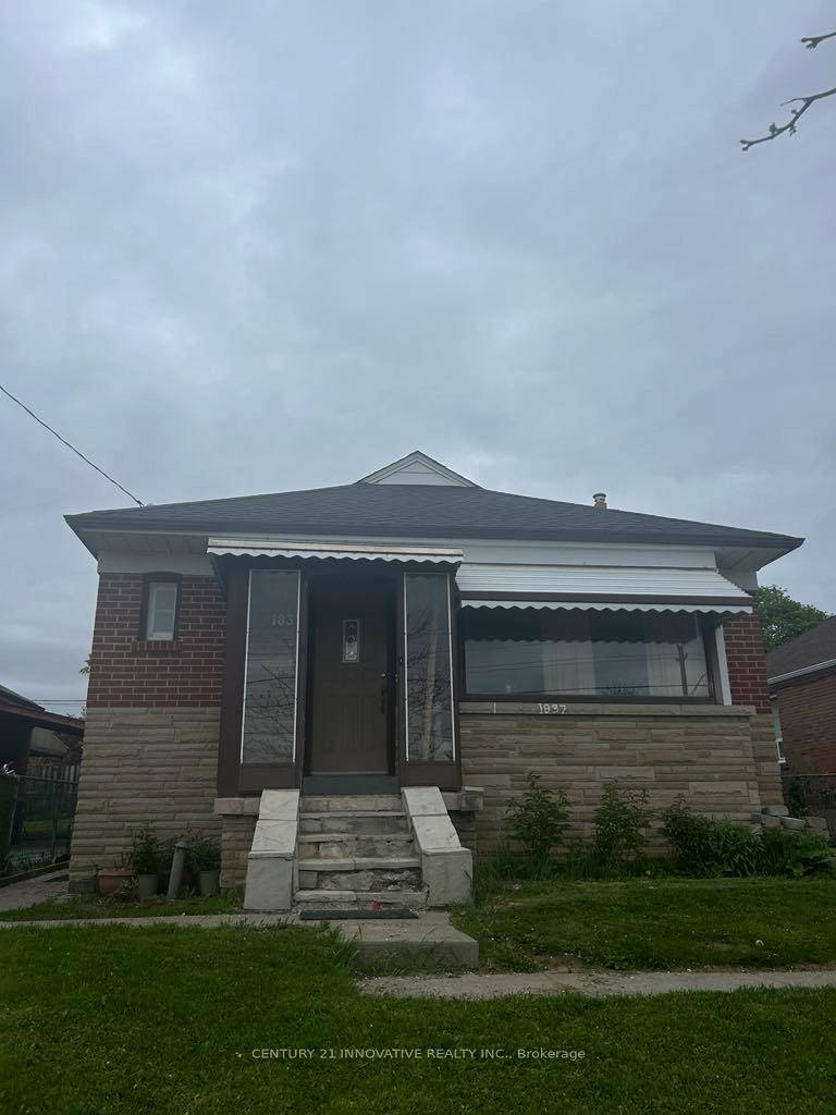 WELCOME TO 1837 VICTORIA PARK AVE, SPACIOUS AND SUN FILLED IN A PRIME LOCATION, BUS STOP RIGHT INFRONT OF HOUSE EASY ACCESS TO DOWNTOWN.