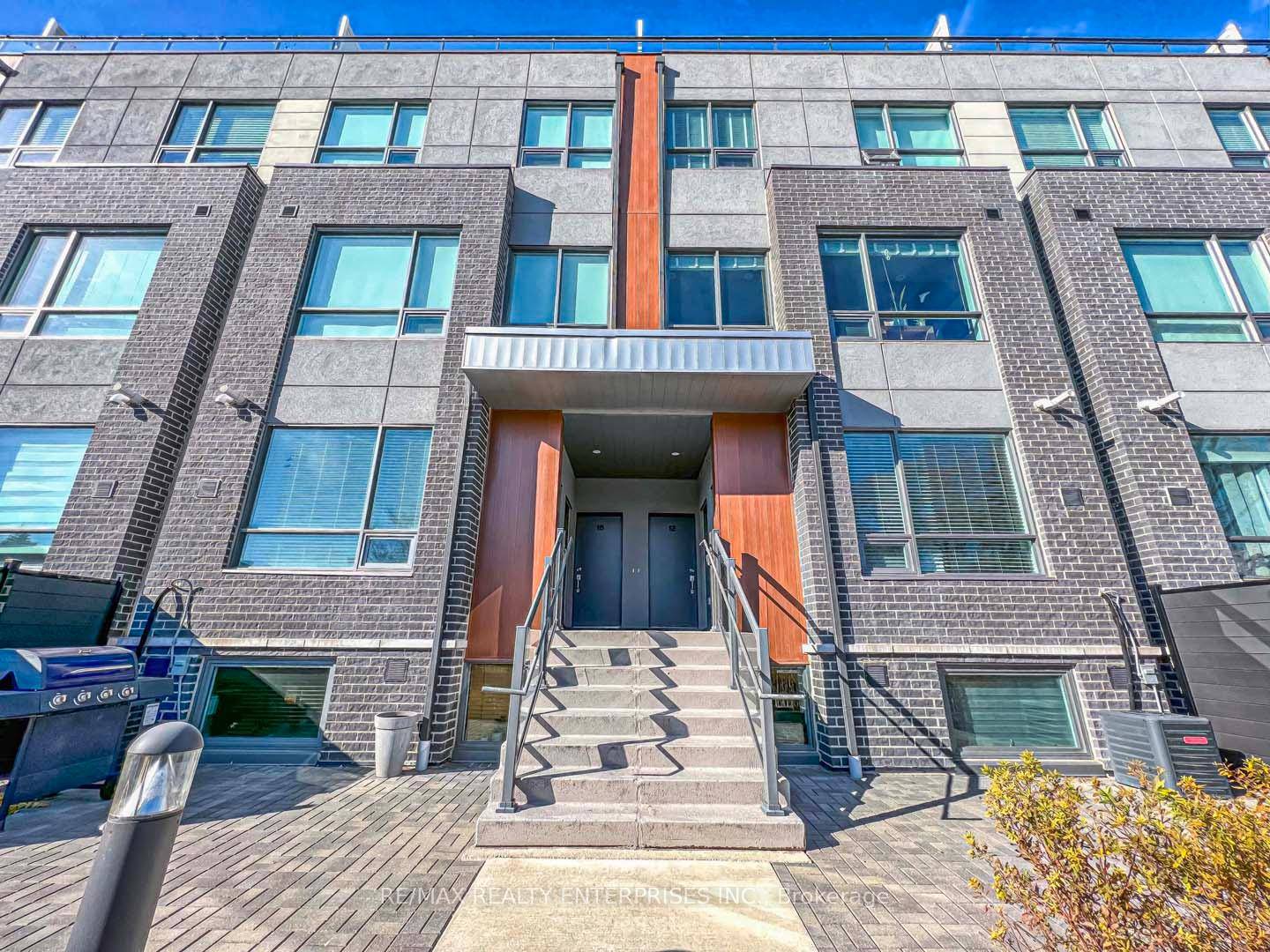 Modern Townhome for Lease in Prime Mineola Location !