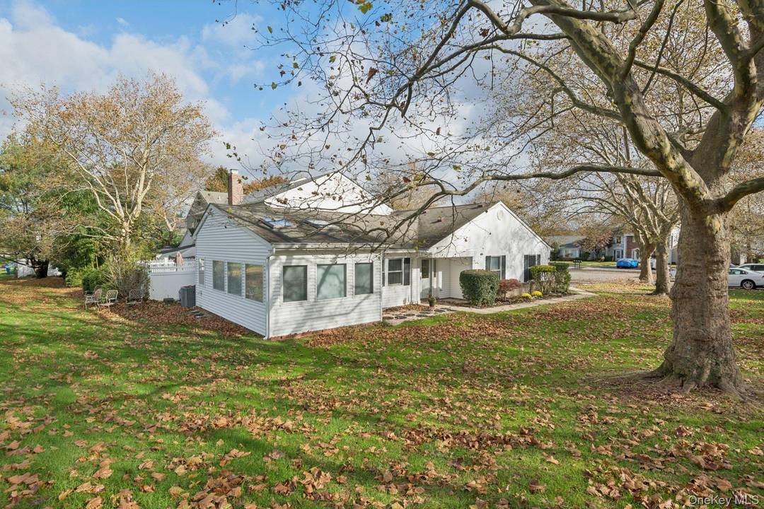 Welcome to the desirable Strathmore Court community !