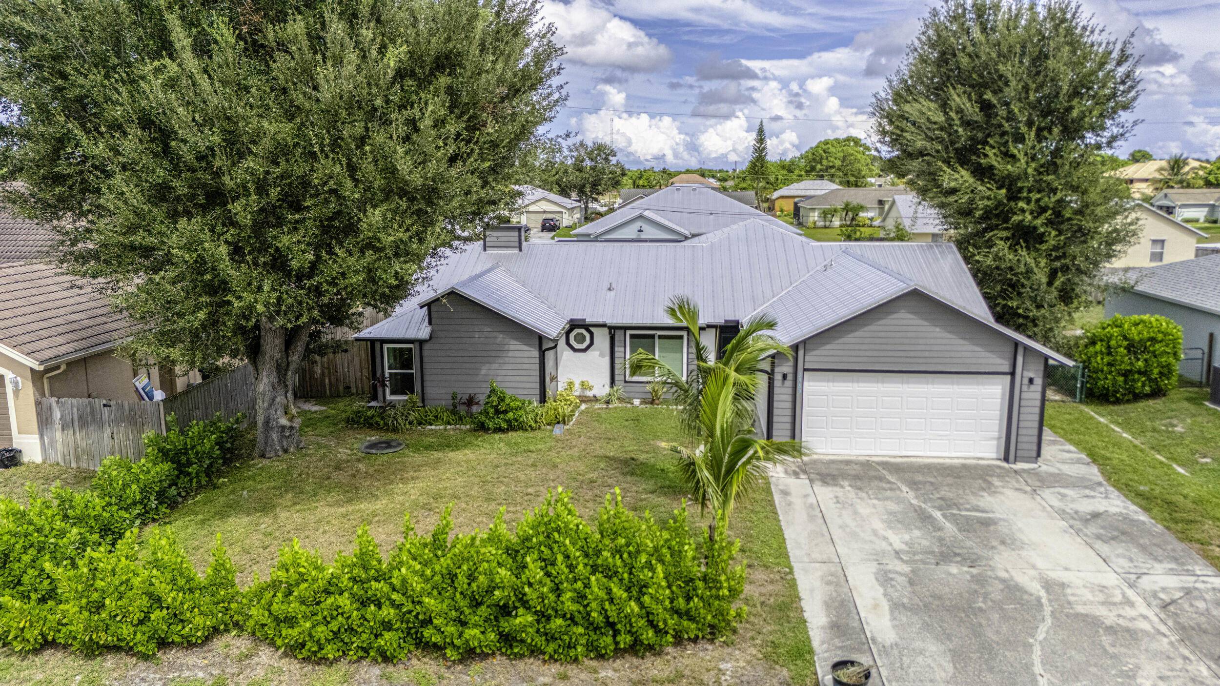 Beautiful 4 bedroom, 3 bath pool home in Port St.