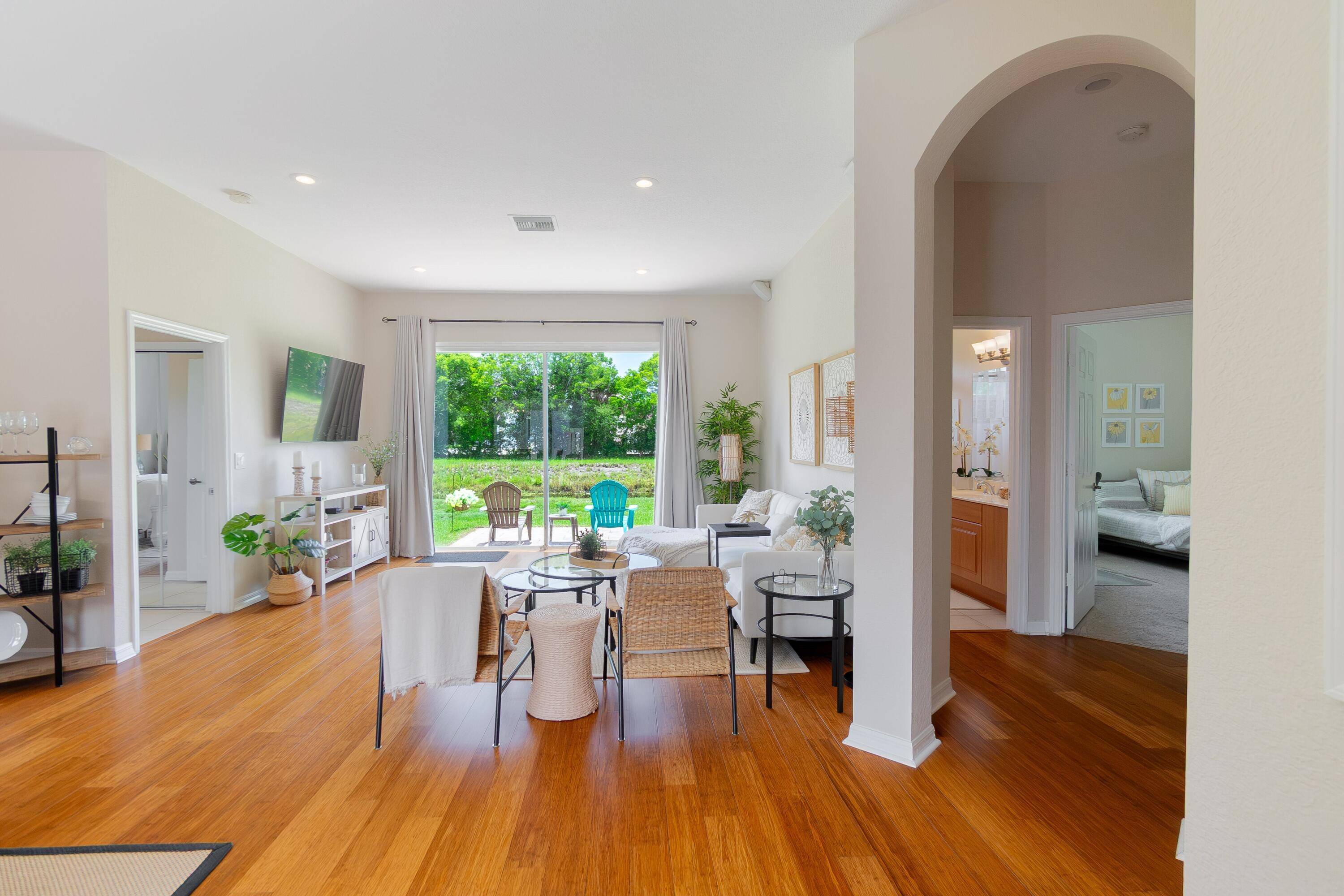 Welcome to your rarely available courtyard retreat in Boynton Gardens !