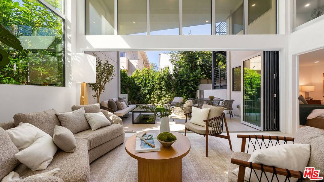 621 N Kings Rd 2BR Beverly Grove La