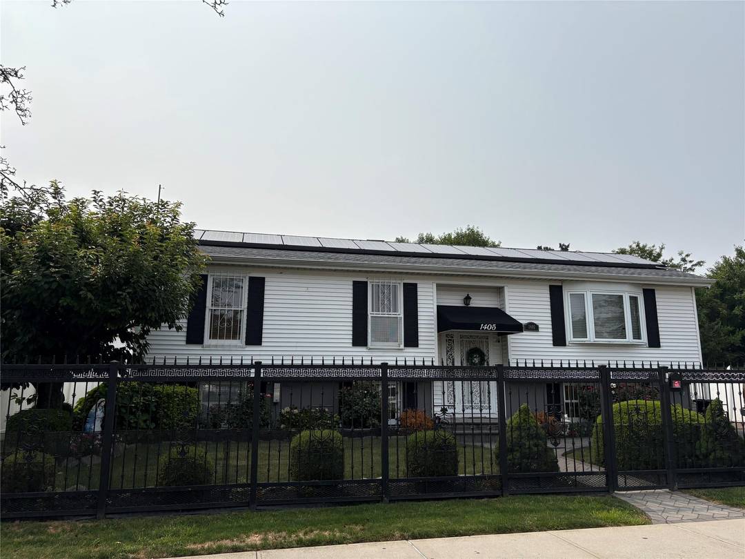 One of a Kind Ranch Style Home in the Heart of Charlotte Gardens !